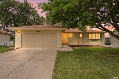 Photo of 4508 Hallcliffe Road, Lincoln, NE 68516 (MLS # 22617578)