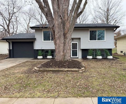Photo of 1721 W Washington Street, Lincoln, NE 68522 (MLS # 22601764)