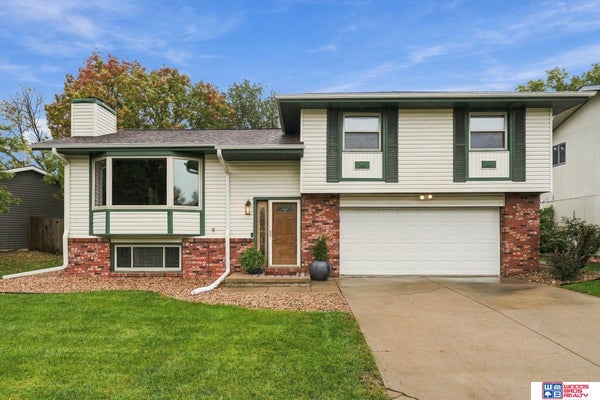 5221 ENGLISH DR, LINCOLN, NE 68516 - Image ea7d1e31ed61a092b50b0c8b62bc75f4/917900519