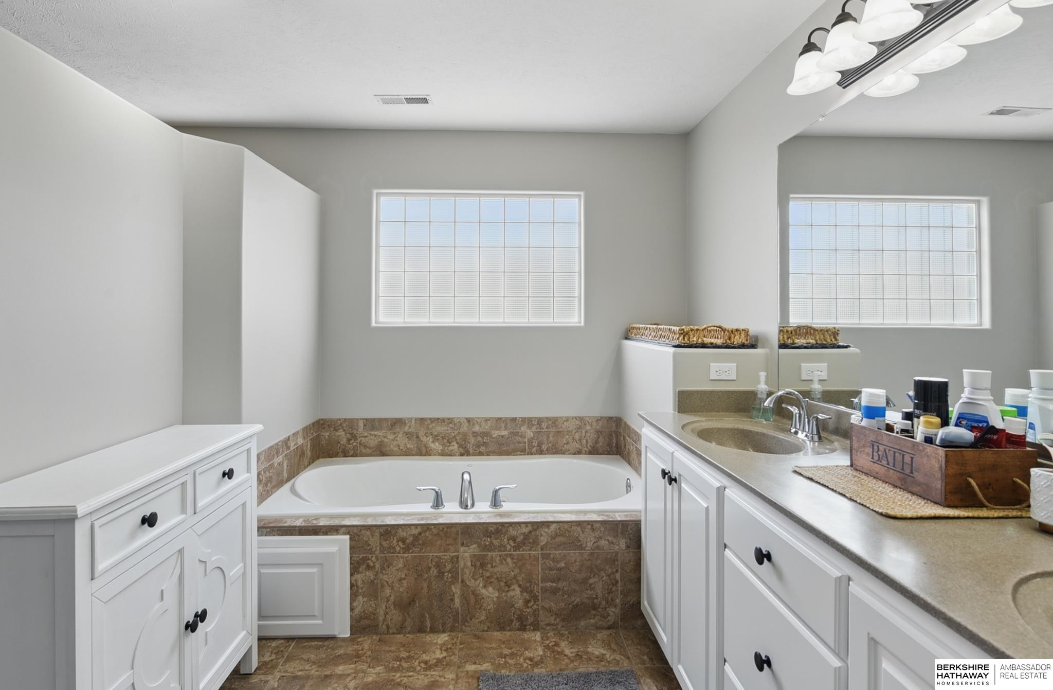 La Vista, Nebraska 68128, United States, 4 Bedrooms Bedrooms, ,3 BathroomsBathrooms,Residential,Active,128772