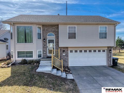Photo of 1631 Annette Lane, Lincoln, NE 68512 (MLS # 22607809)