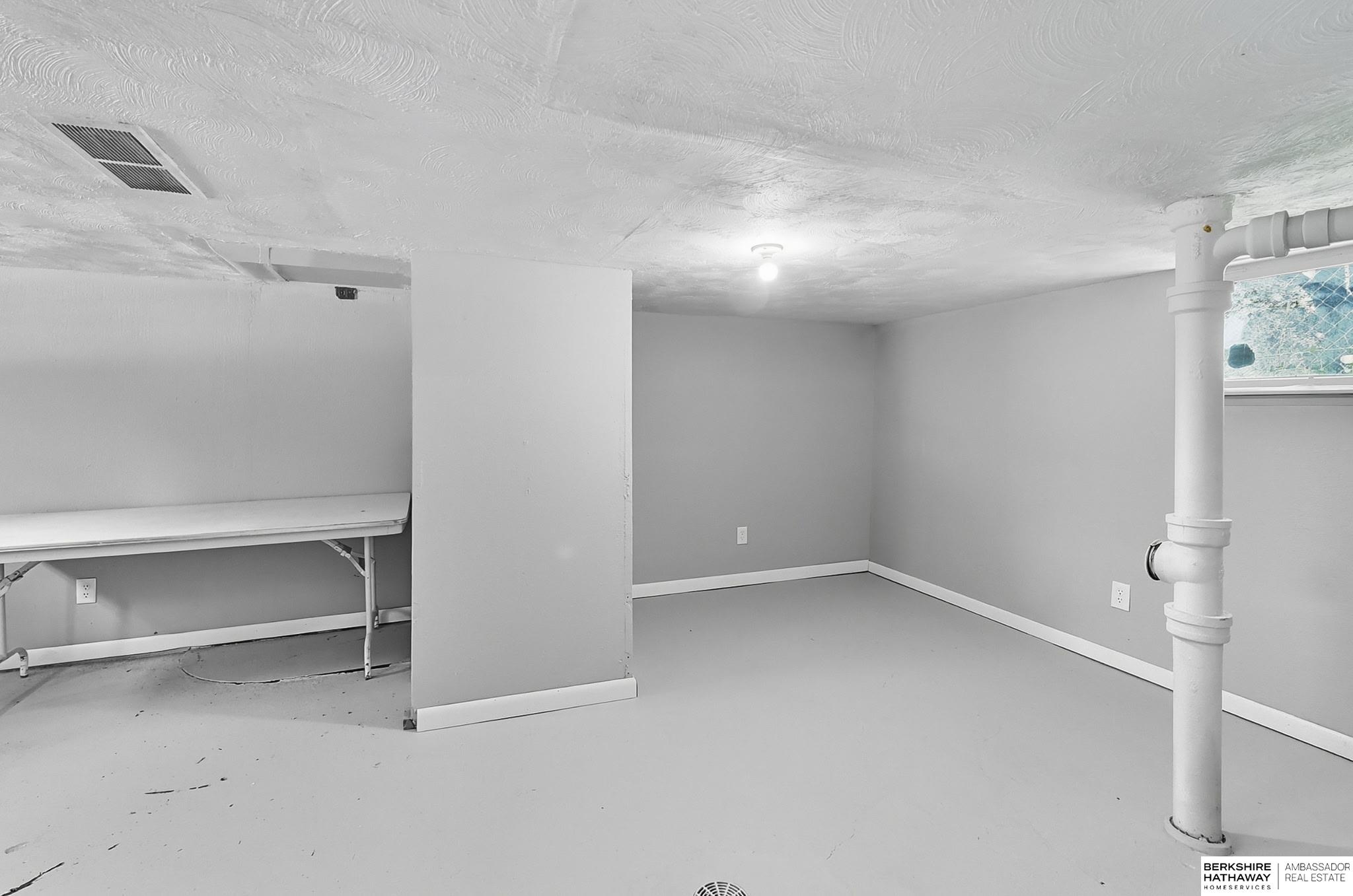 Omaha, Nebraska 68110, United States, 2 Bedrooms Bedrooms, ,2 BathroomsBathrooms,Residential,Pending,209384