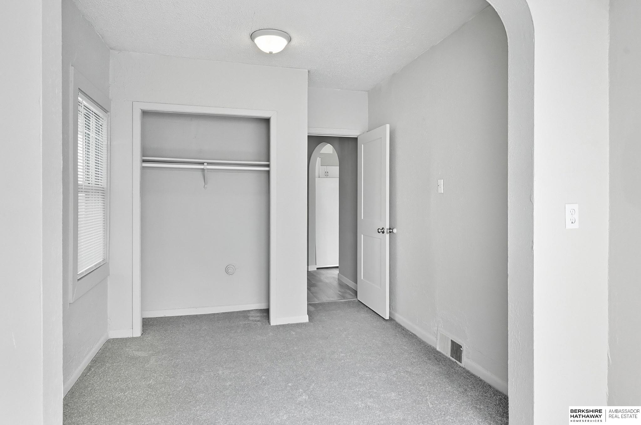 Omaha, Nebraska 68110, United States, 2 Bedrooms Bedrooms, ,2 BathroomsBathrooms,Residential,Pending,209384