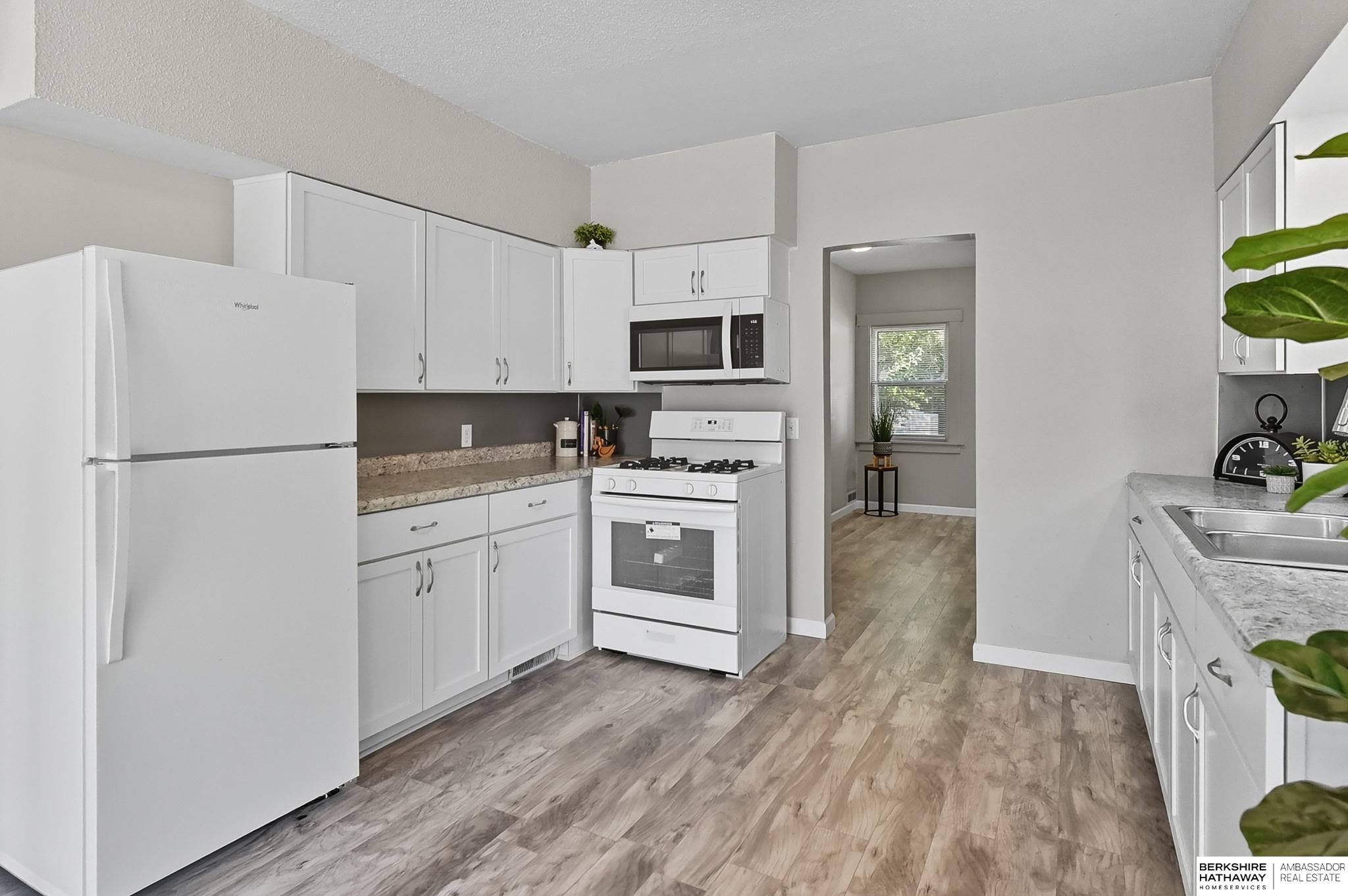 Omaha, Nebraska 68110, United States, 2 Bedrooms Bedrooms, ,2 BathroomsBathrooms,Residential,Pending,209384