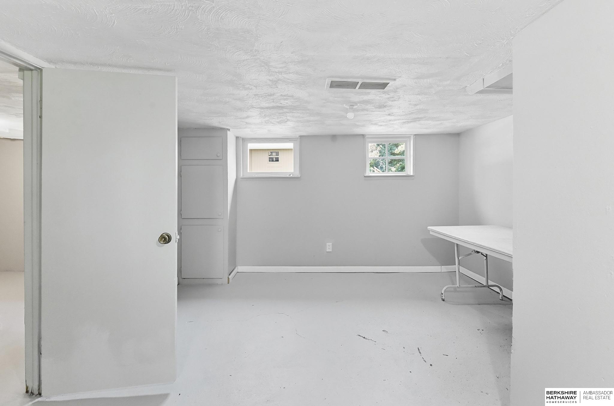 Omaha, Nebraska 68110, United States, 2 Bedrooms Bedrooms, ,2 BathroomsBathrooms,Residential,Pending,209384