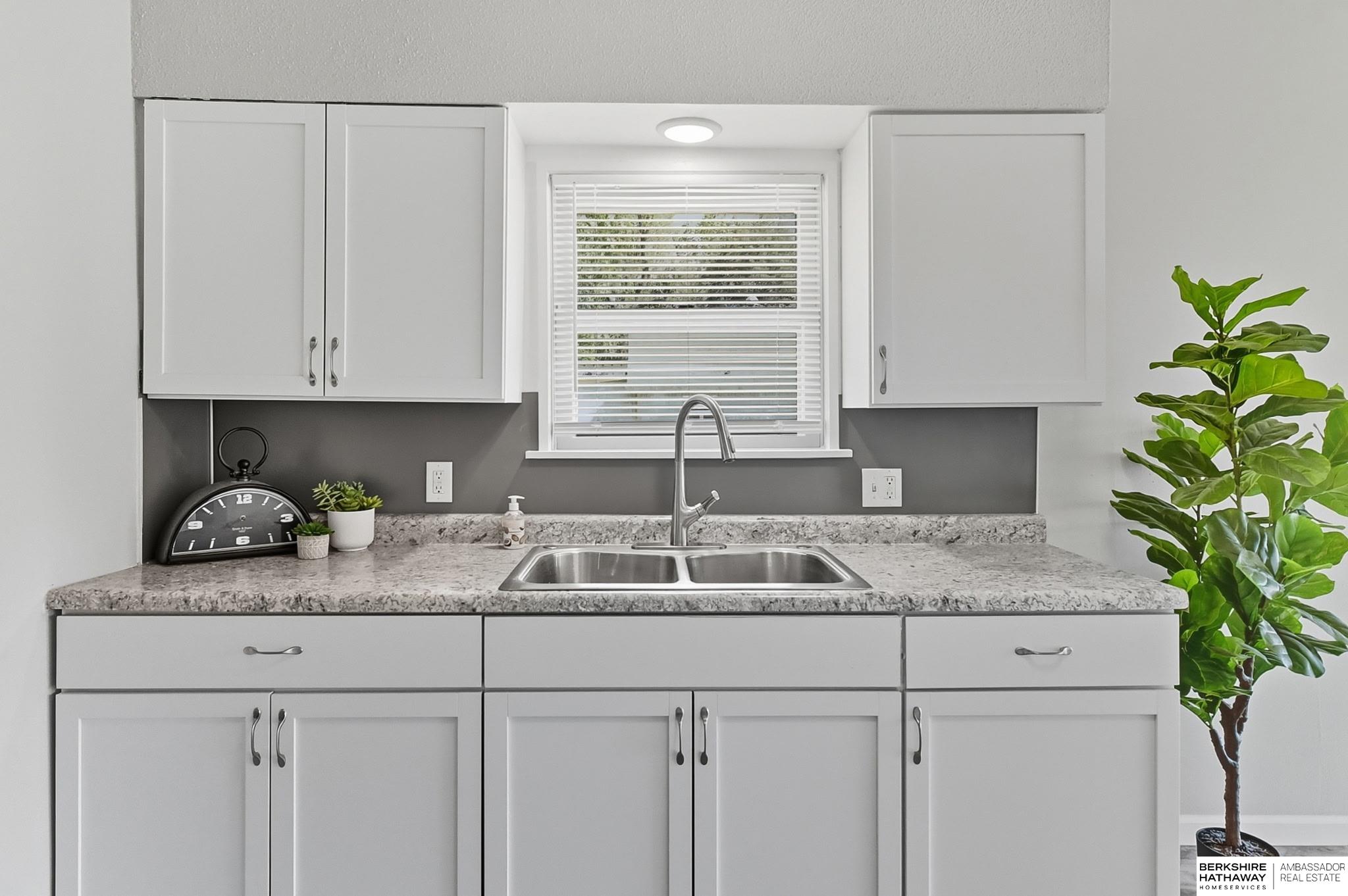 Omaha, Nebraska 68110, United States, 2 Bedrooms Bedrooms, ,2 BathroomsBathrooms,Residential,Pending,209384