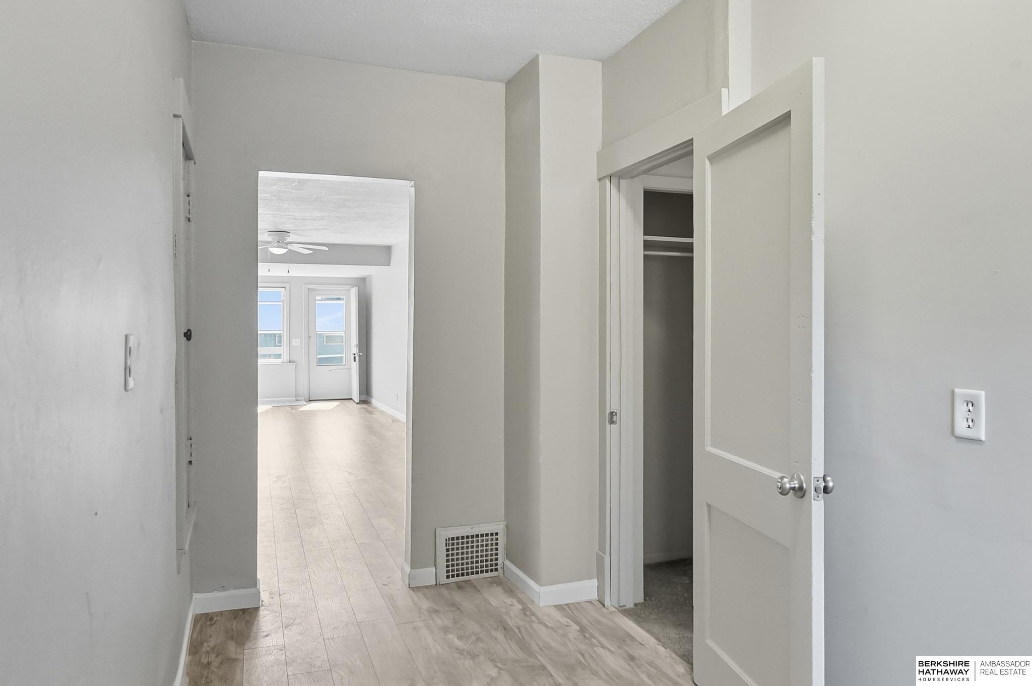 Omaha, Nebraska 68110, United States, 2 Bedrooms Bedrooms, ,2 BathroomsBathrooms,Residential,Pending,209384