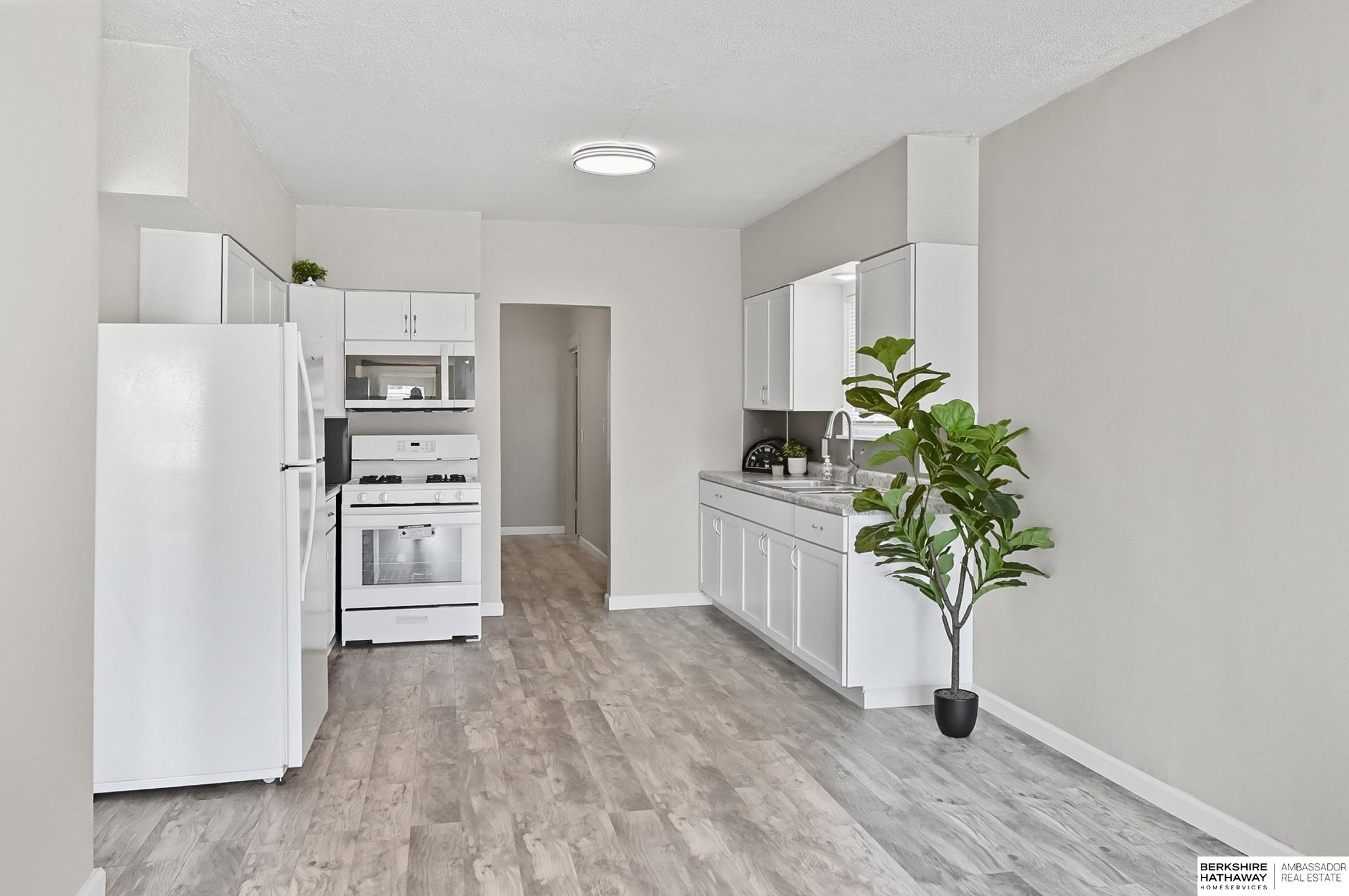 Omaha, Nebraska 68110, United States, 2 Bedrooms Bedrooms, ,2 BathroomsBathrooms,Residential,Pending,209384