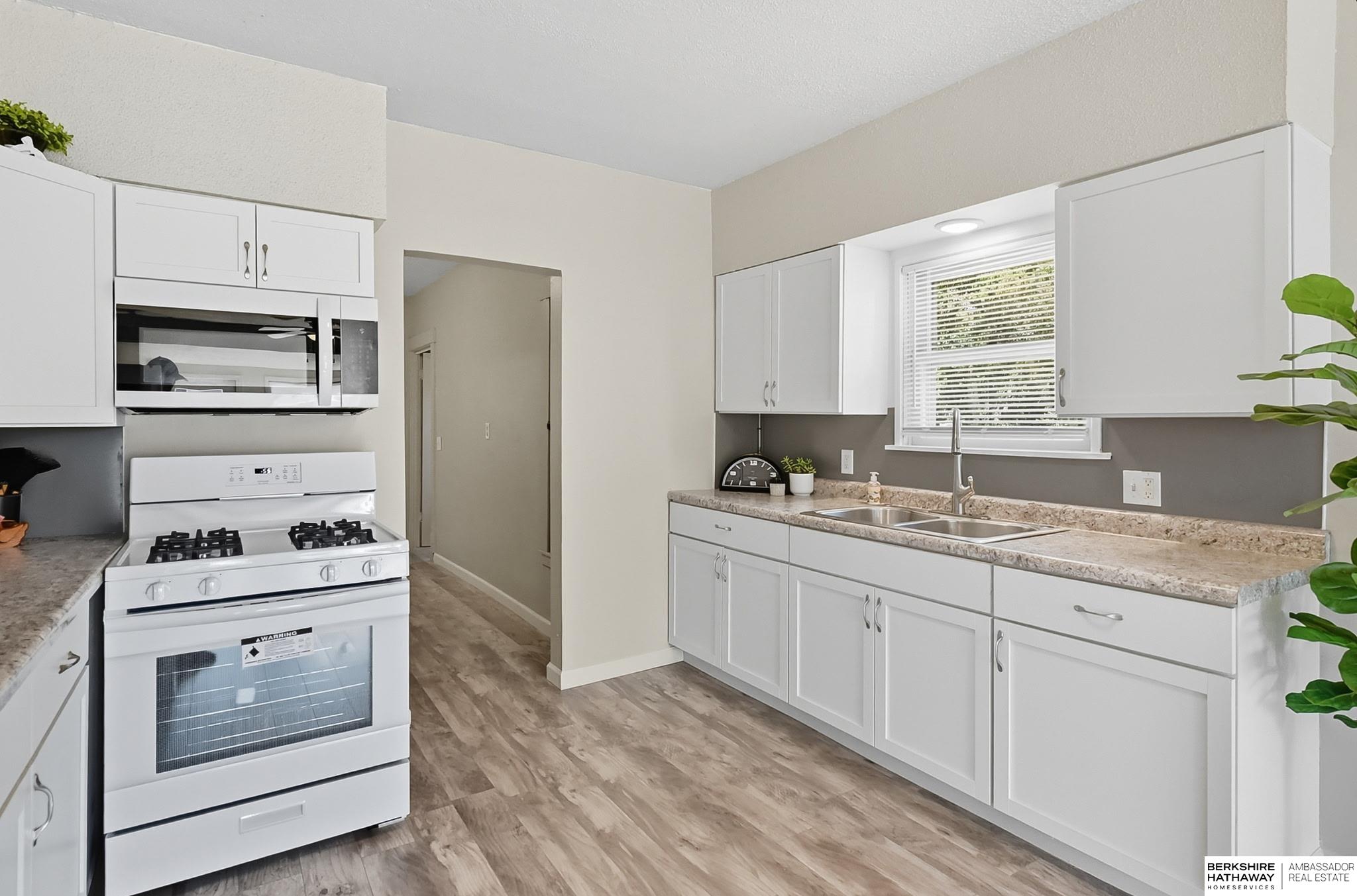 Omaha, Nebraska 68110, United States, 2 Bedrooms Bedrooms, ,2 BathroomsBathrooms,Residential,Pending,209384