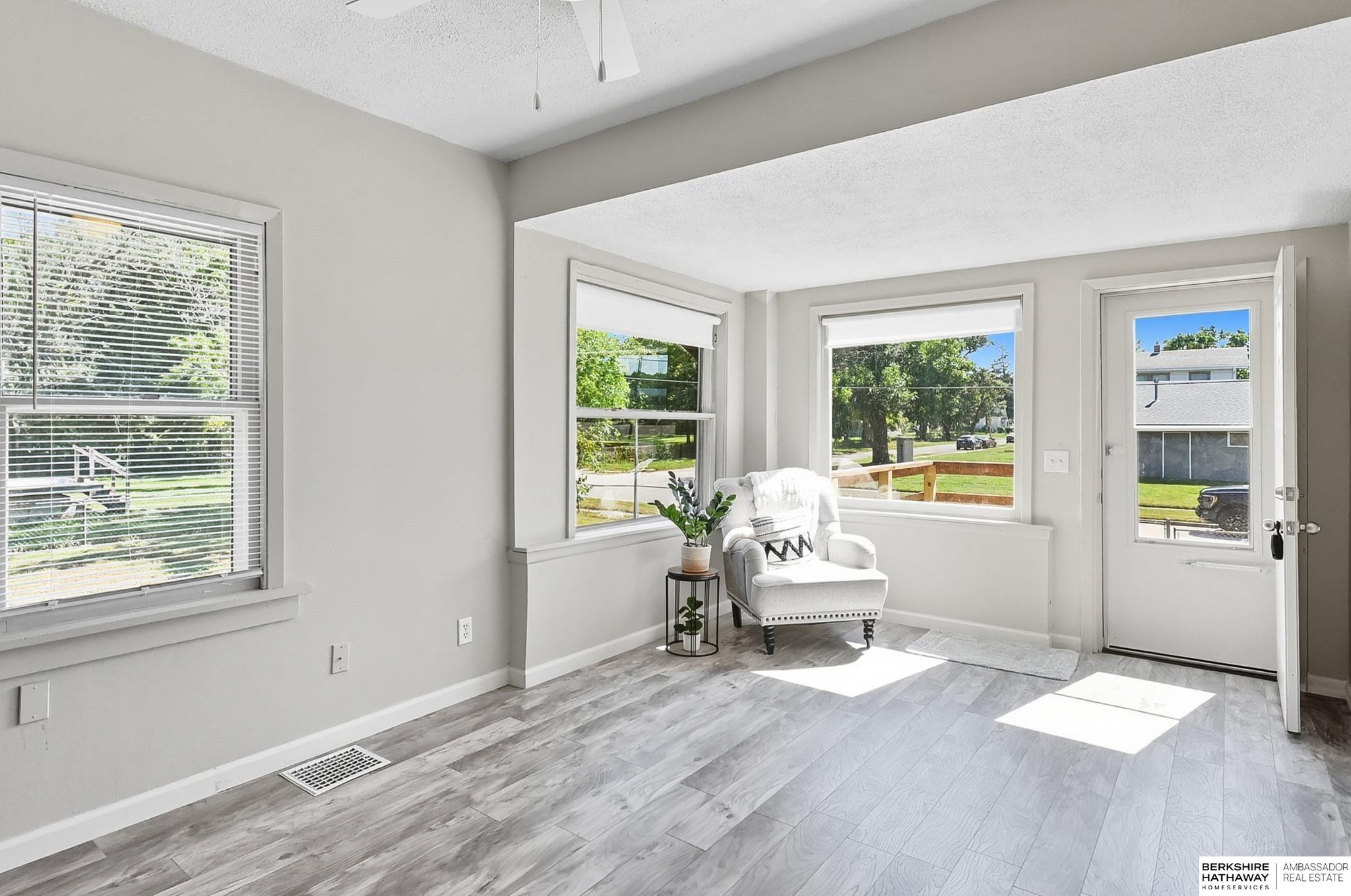 Omaha, Nebraska 68110, United States, 2 Bedrooms Bedrooms, ,2 BathroomsBathrooms,Residential,Pending,209384