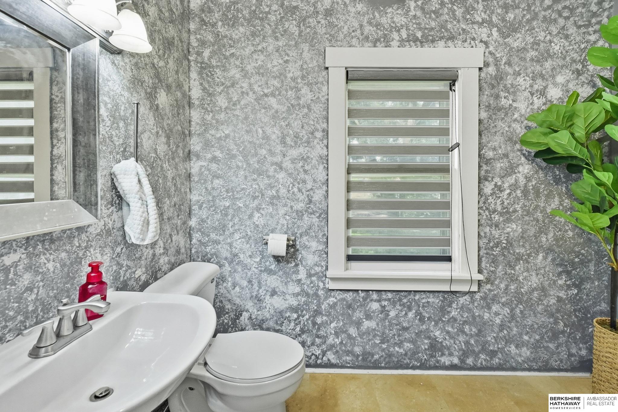 Omaha, Nebraska 68110, United States, 2 Bedrooms Bedrooms, ,2 BathroomsBathrooms,Residential,Pending,209384