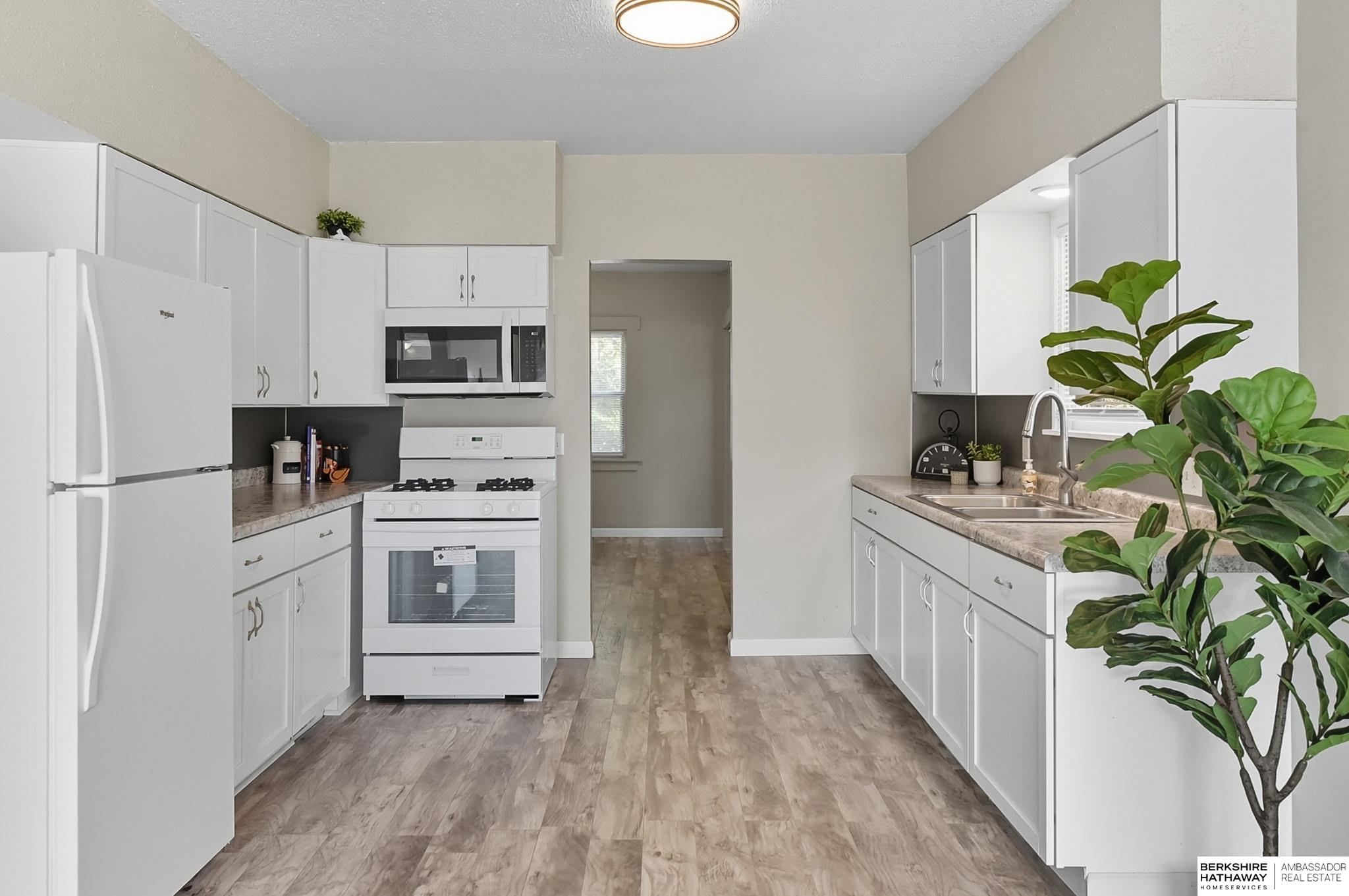 Omaha, Nebraska 68110, United States, 2 Bedrooms Bedrooms, ,2 BathroomsBathrooms,Residential,Pending,209384