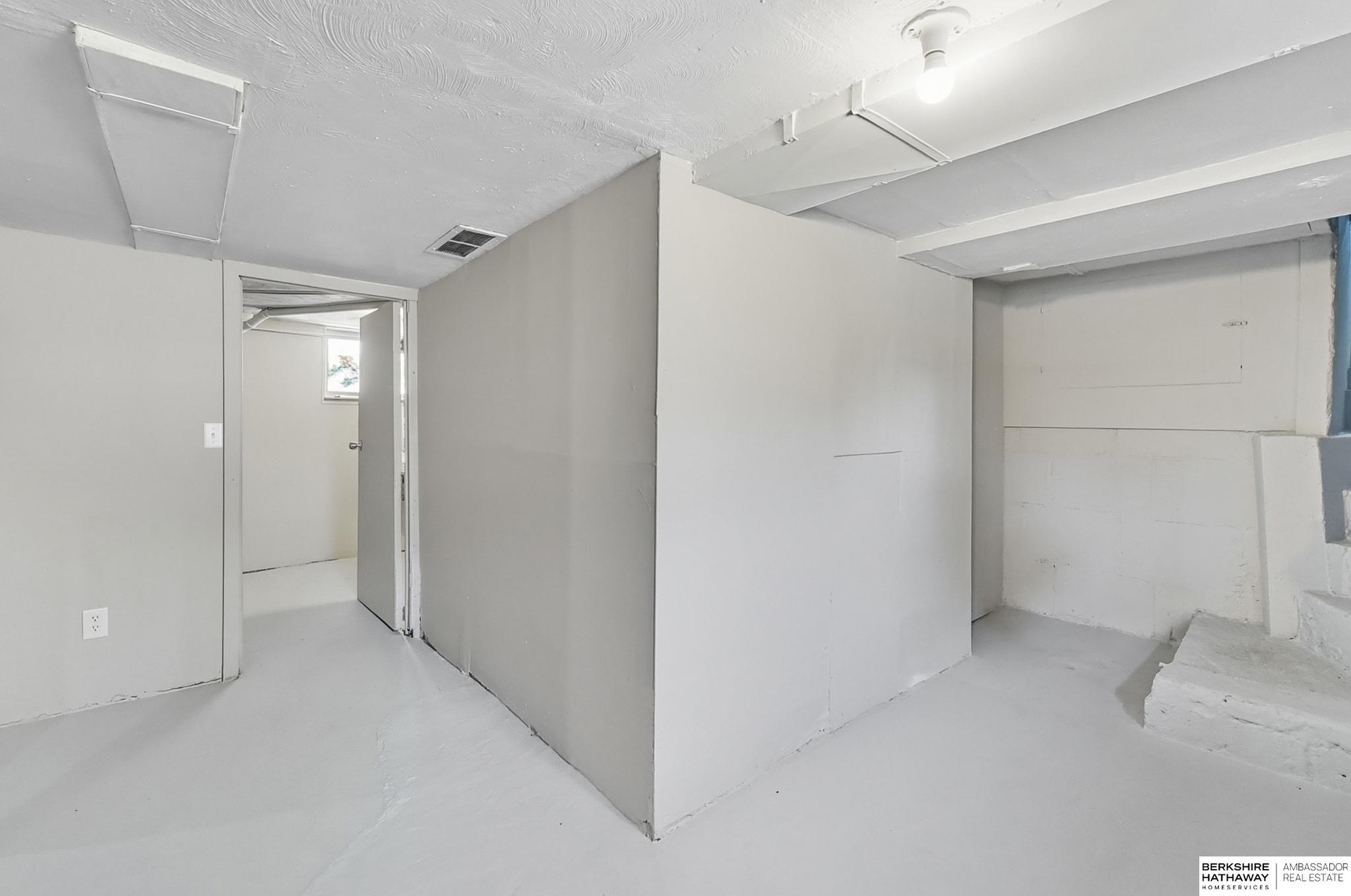 Omaha, Nebraska 68110, United States, 2 Bedrooms Bedrooms, ,2 BathroomsBathrooms,Residential,Pending,209384