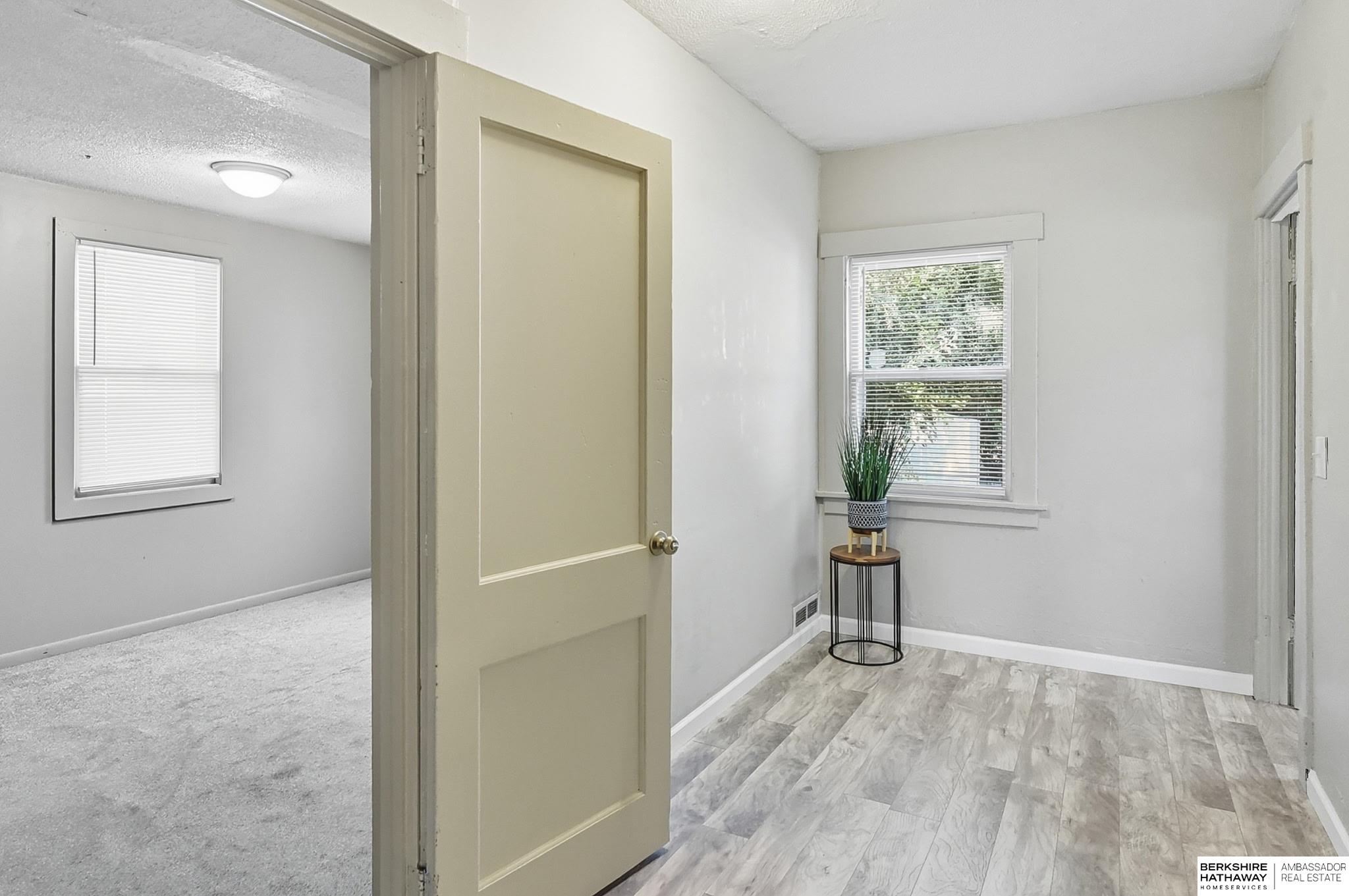 Omaha, Nebraska 68110, United States, 2 Bedrooms Bedrooms, ,2 BathroomsBathrooms,Residential,Pending,209384