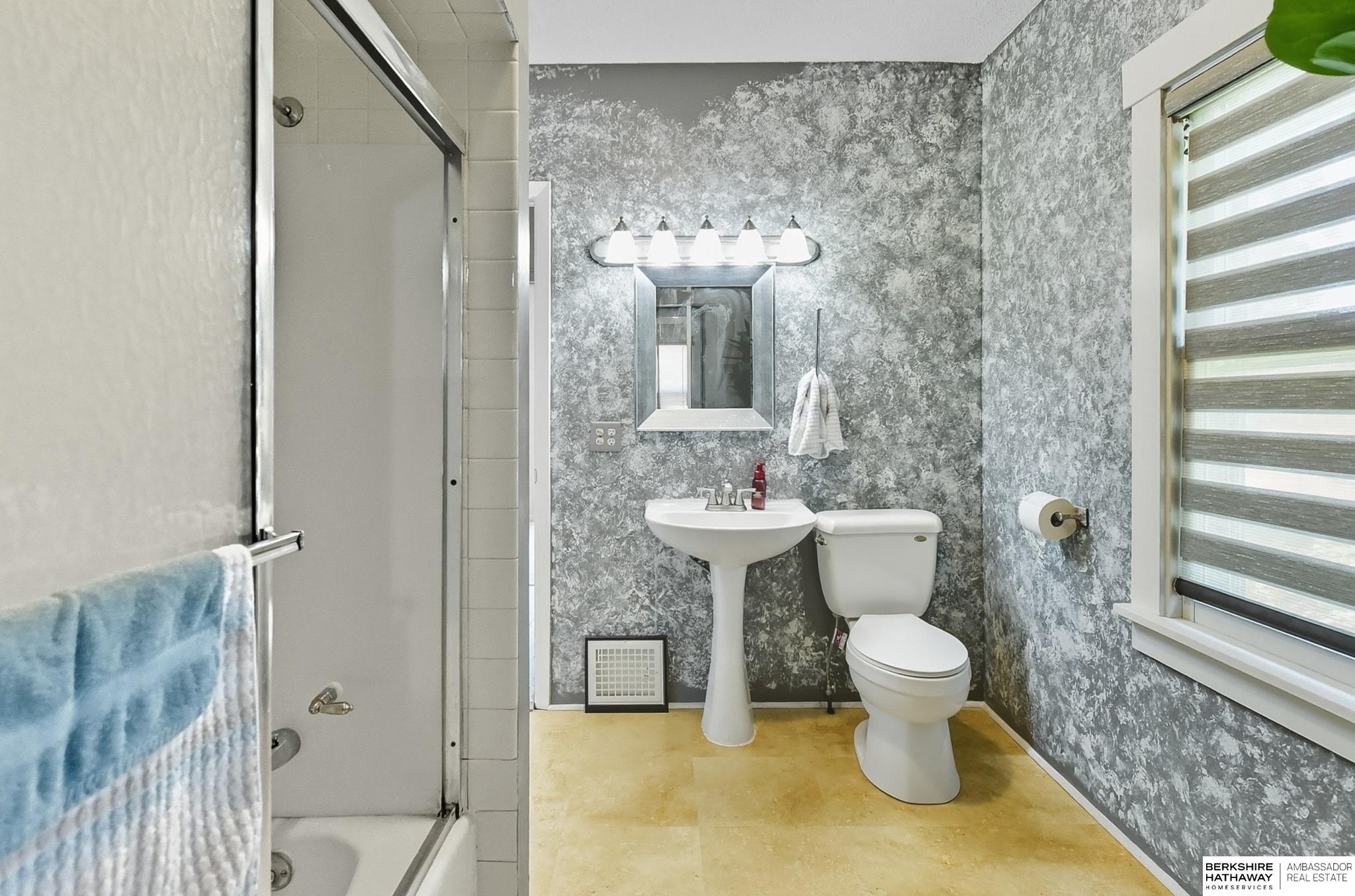 Omaha, Nebraska 68110, United States, 2 Bedrooms Bedrooms, ,2 BathroomsBathrooms,Residential,Pending,209384