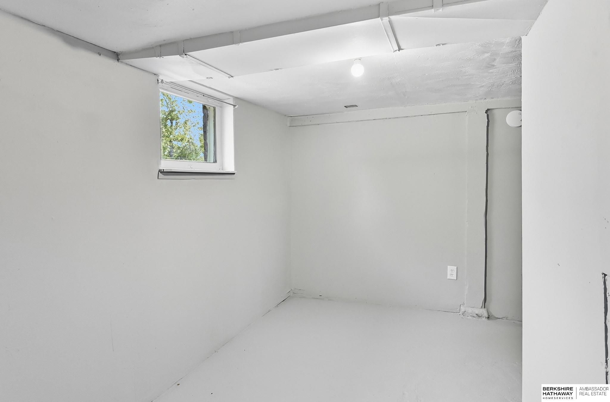 Omaha, Nebraska 68110, United States, 2 Bedrooms Bedrooms, ,2 BathroomsBathrooms,Residential,Pending,209384