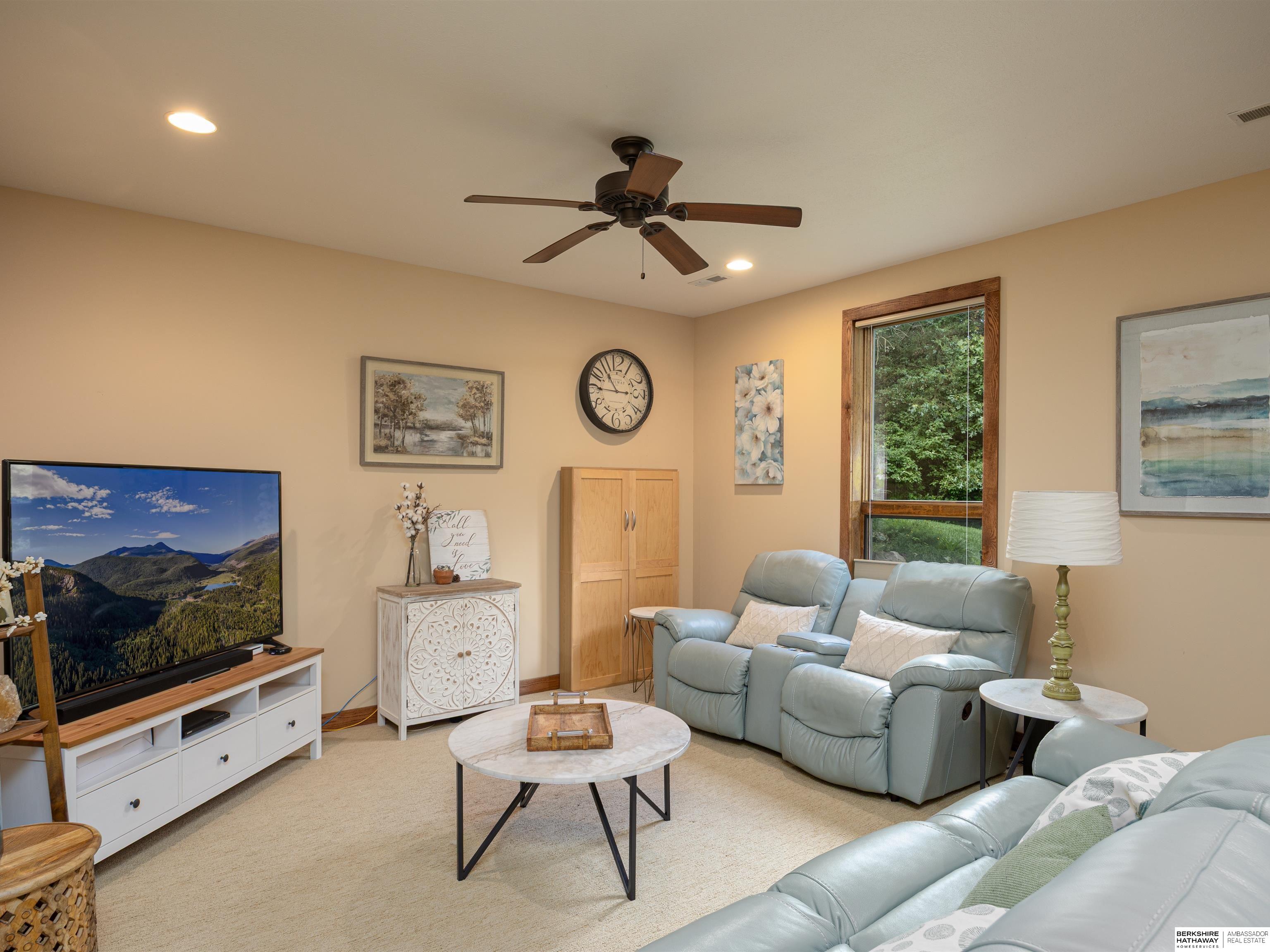 Louisville, Nebraska 68037, United States, 5 Bedrooms Bedrooms, ,4 BathroomsBathrooms,Residential,Pending,201241