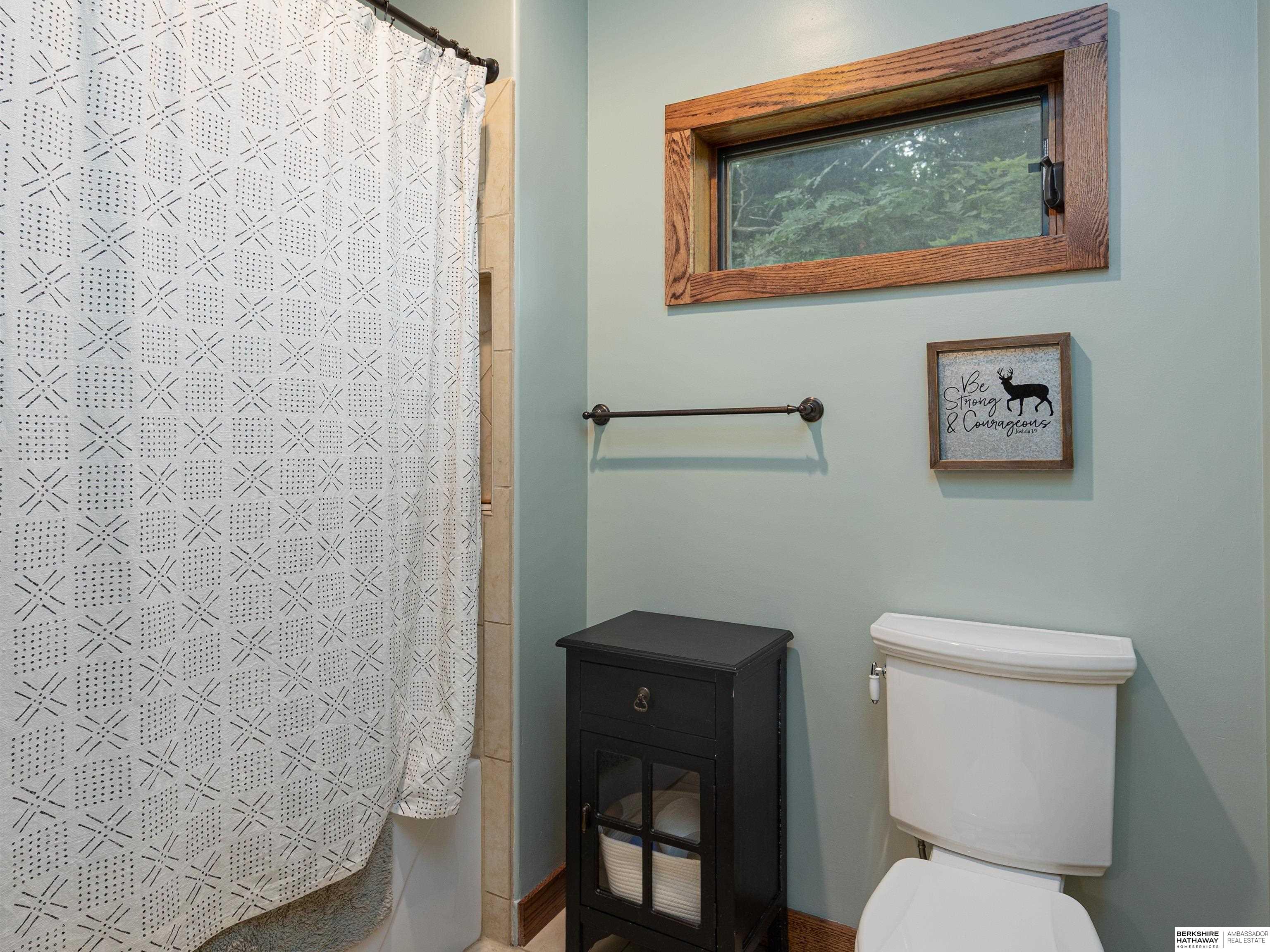 Louisville, Nebraska 68037, United States, 5 Bedrooms Bedrooms, ,4 BathroomsBathrooms,Residential,Pending,201241