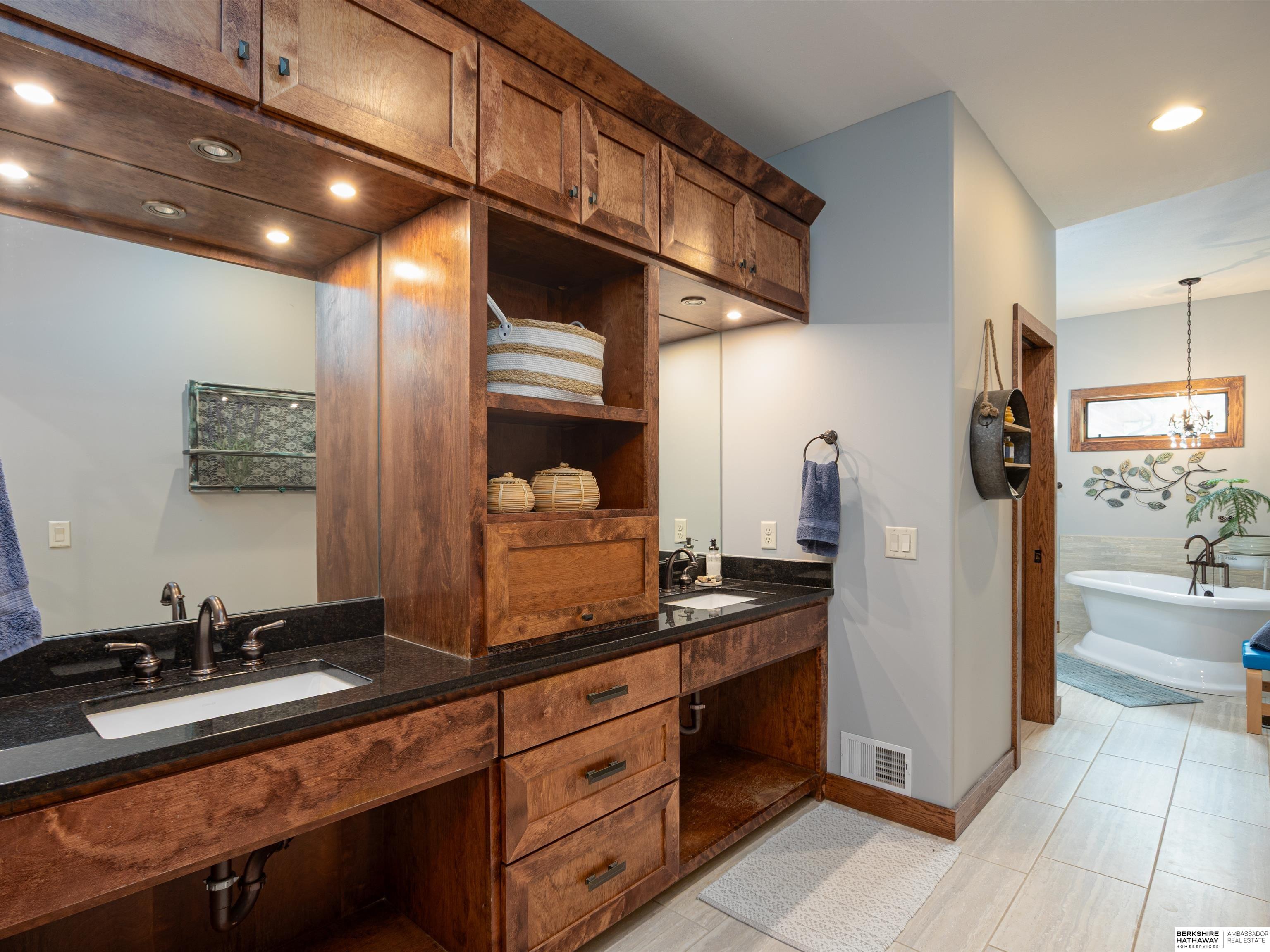 Louisville, Nebraska 68037, United States, 5 Bedrooms Bedrooms, ,4 BathroomsBathrooms,Residential,Pending,201241