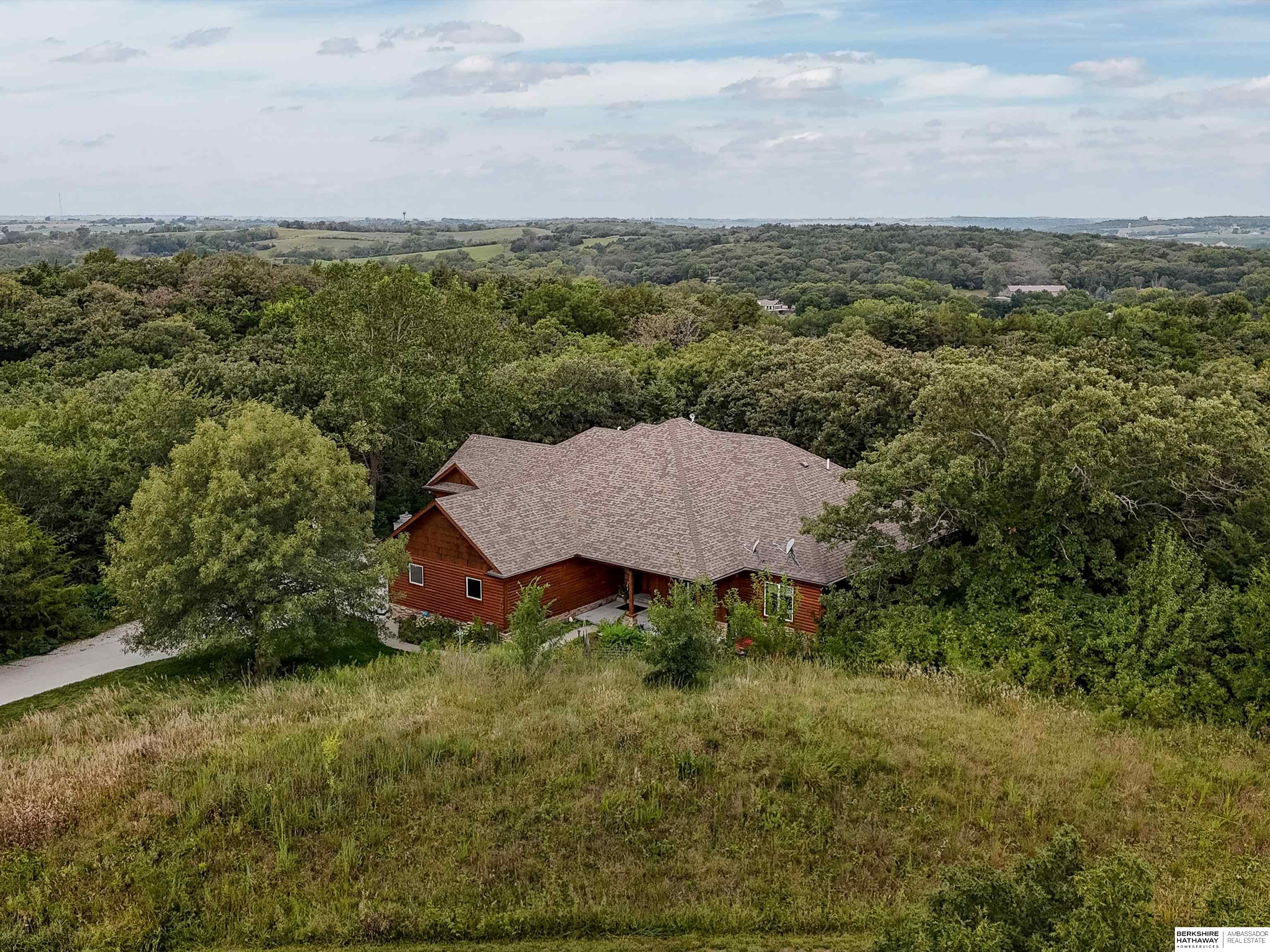 Louisville, Nebraska 68037, United States, 5 Bedrooms Bedrooms, ,4 BathroomsBathrooms,Residential,Pending,201241