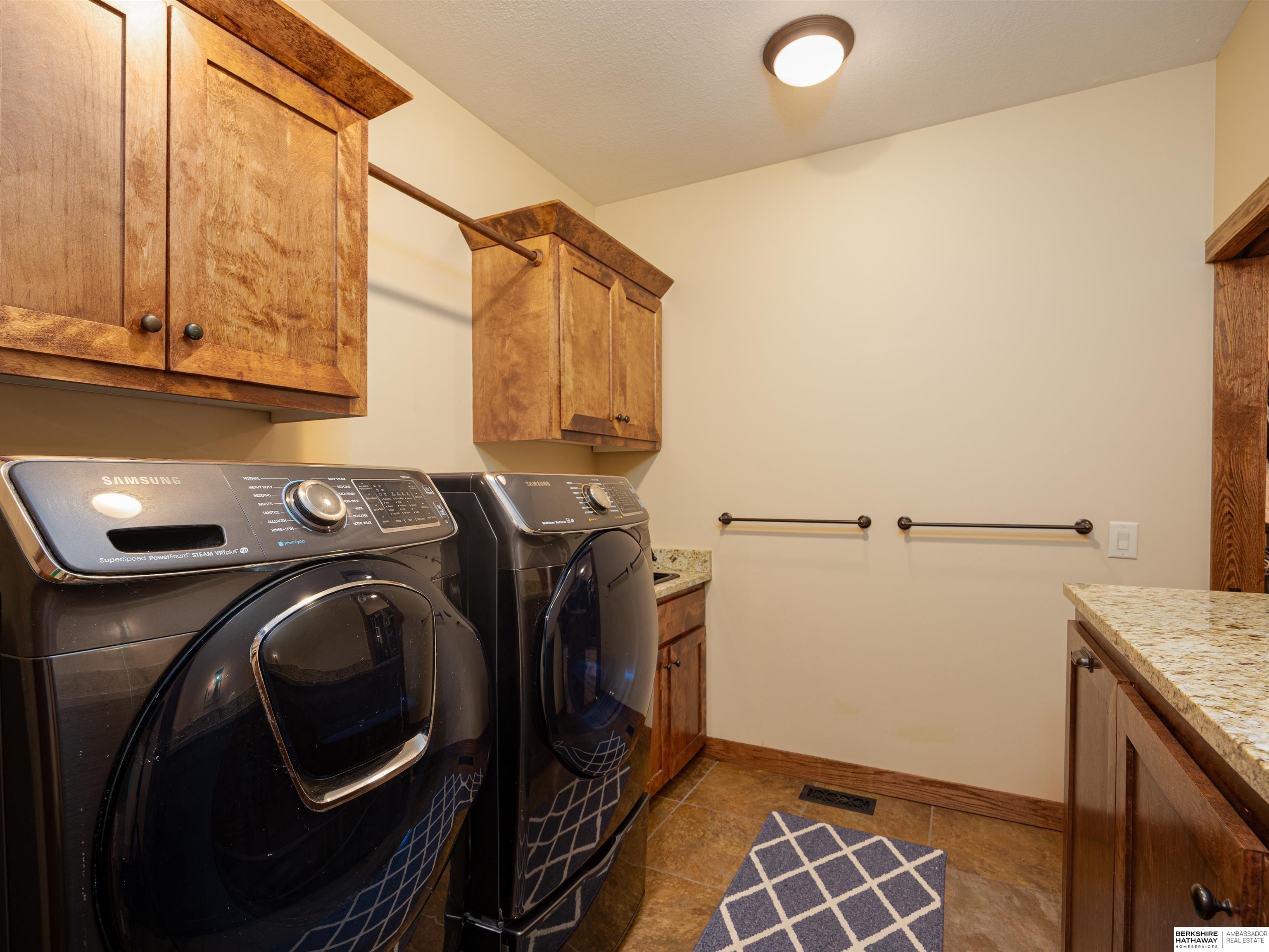 Louisville, Nebraska 68037, United States, 5 Bedrooms Bedrooms, ,4 BathroomsBathrooms,Residential,Pending,201241