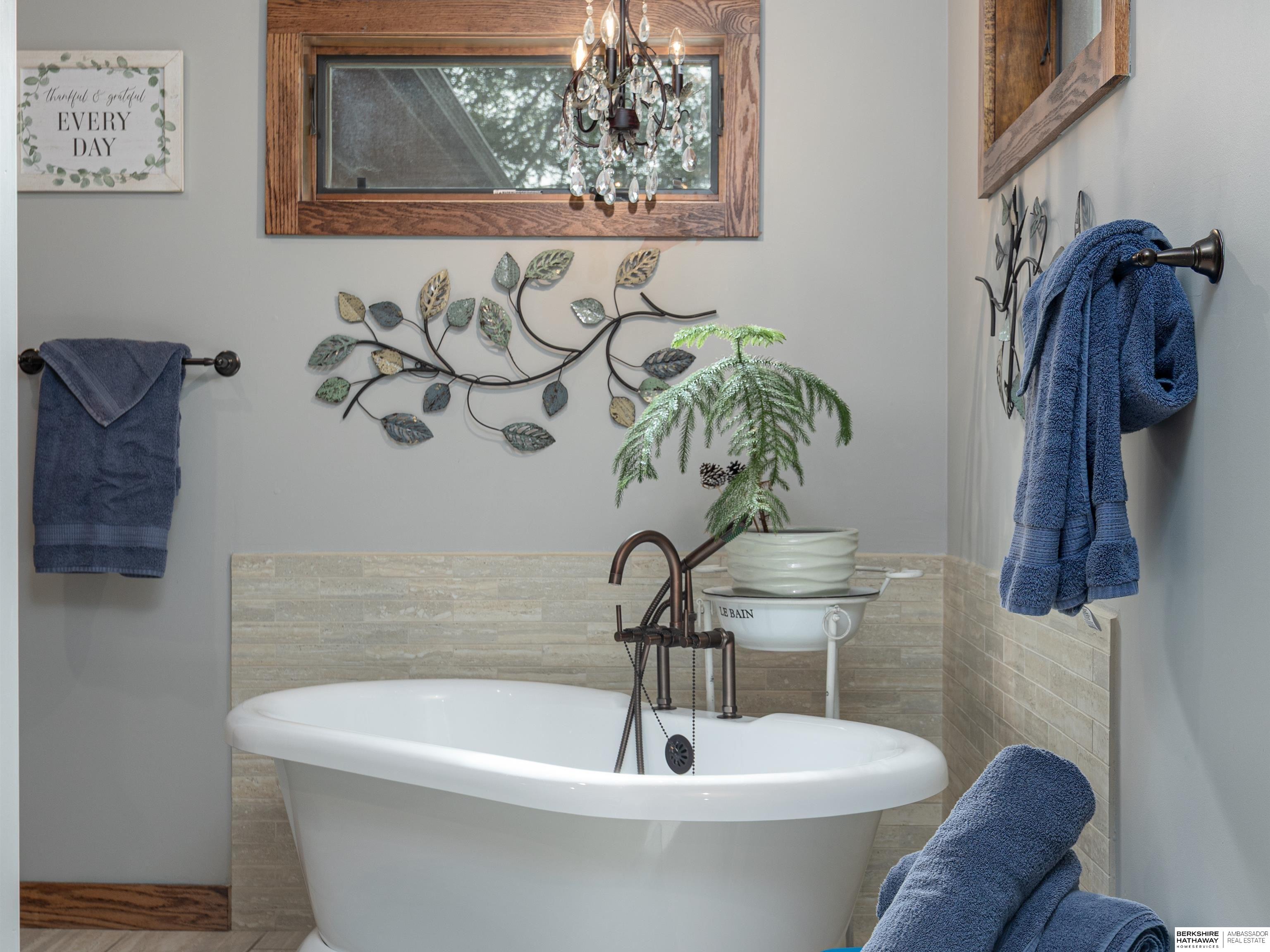 Louisville, Nebraska 68037, United States, 5 Bedrooms Bedrooms, ,4 BathroomsBathrooms,Residential,Pending,201241