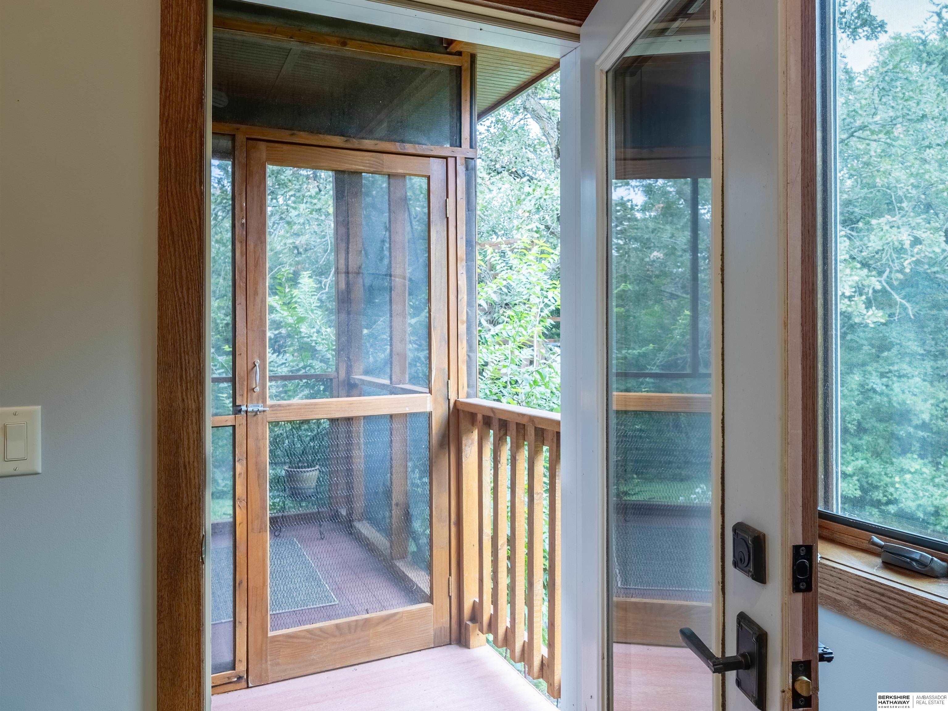 Louisville, Nebraska 68037, United States, 5 Bedrooms Bedrooms, ,4 BathroomsBathrooms,Residential,Pending,201241