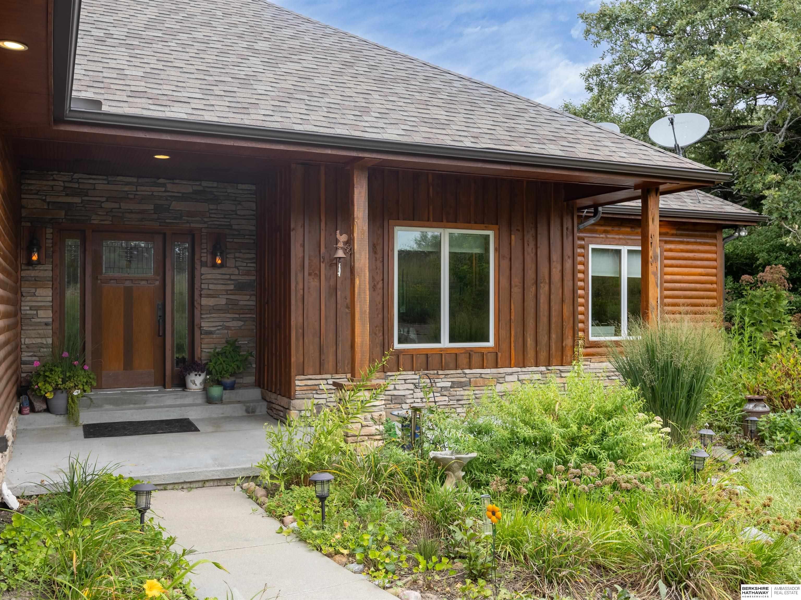 Louisville, Nebraska 68037, United States, 5 Bedrooms Bedrooms, ,4 BathroomsBathrooms,Residential,Pending,201241