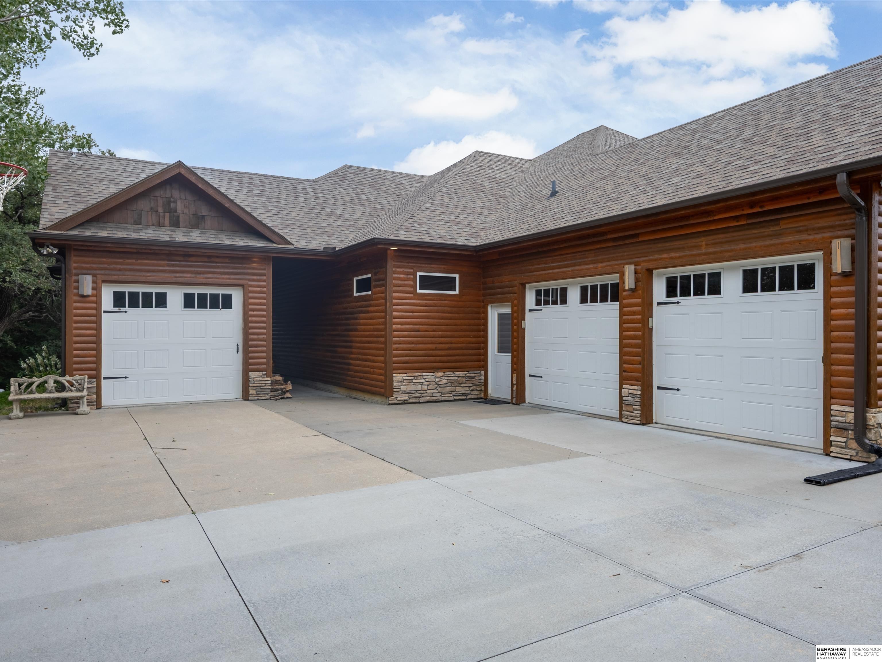 Louisville, Nebraska 68037, United States, 5 Bedrooms Bedrooms, ,4 BathroomsBathrooms,Residential,Pending,201241