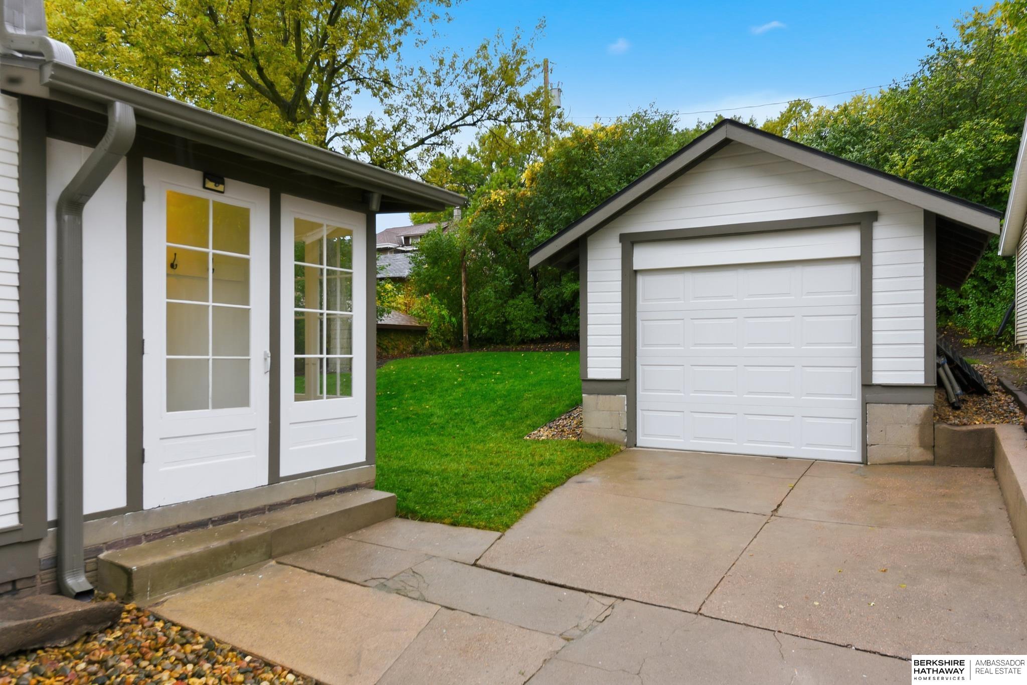 Omaha, Nebraska 68131, United States, 4 Bedrooms Bedrooms, ,2 BathroomsBathrooms,Residential,Active,235872