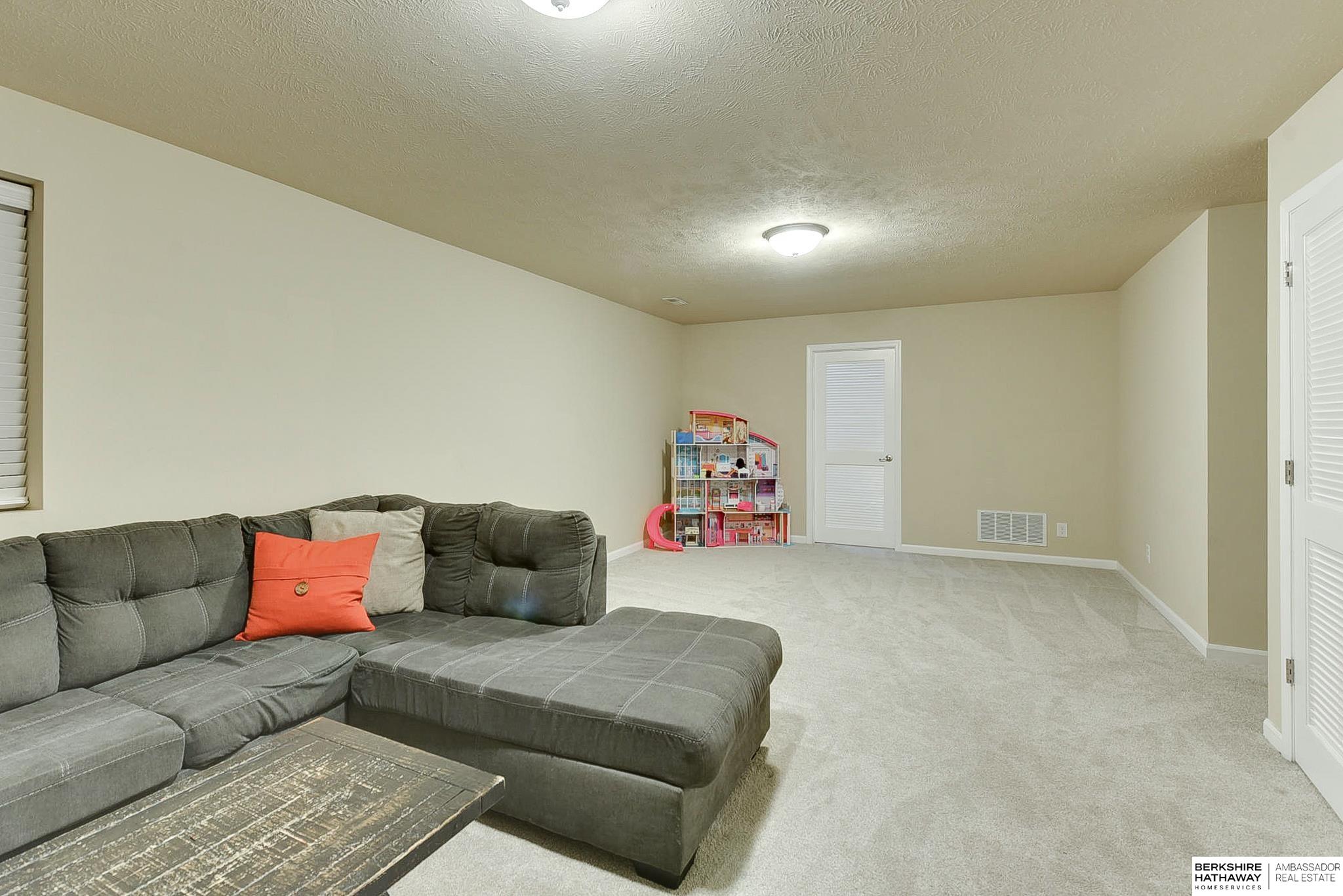 Papillion, Nebraska 68133, United States, 4 Bedrooms Bedrooms, ,3 BathroomsBathrooms,Residential,Active,113407