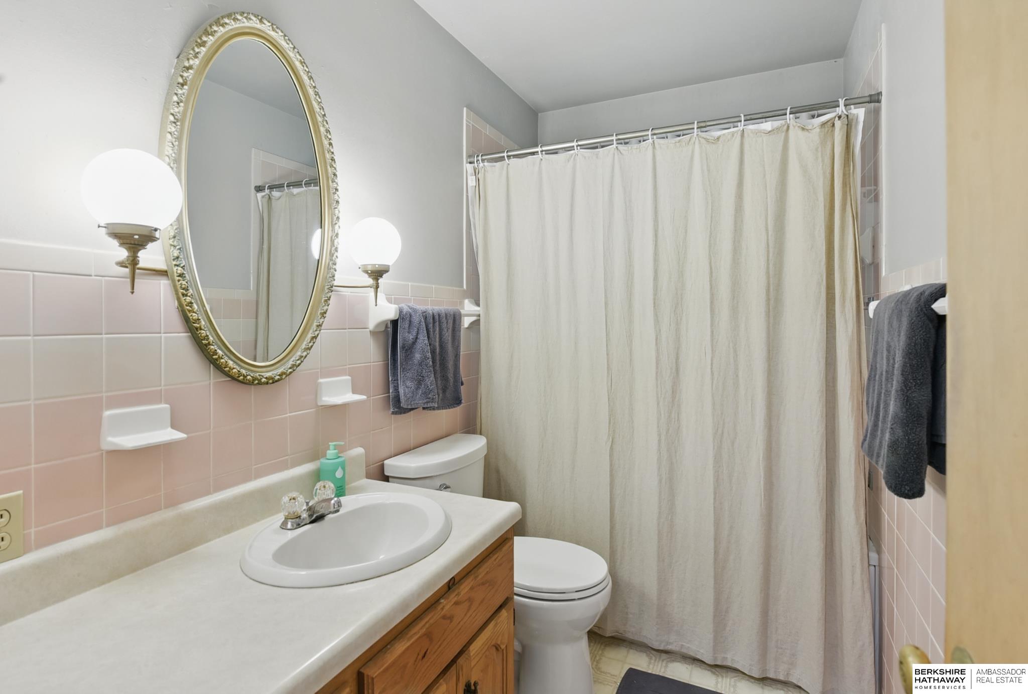 Omaha, Nebraska 68105, United States, 3 Bedrooms Bedrooms, ,2 BathroomsBathrooms,Residential,Pending,124173