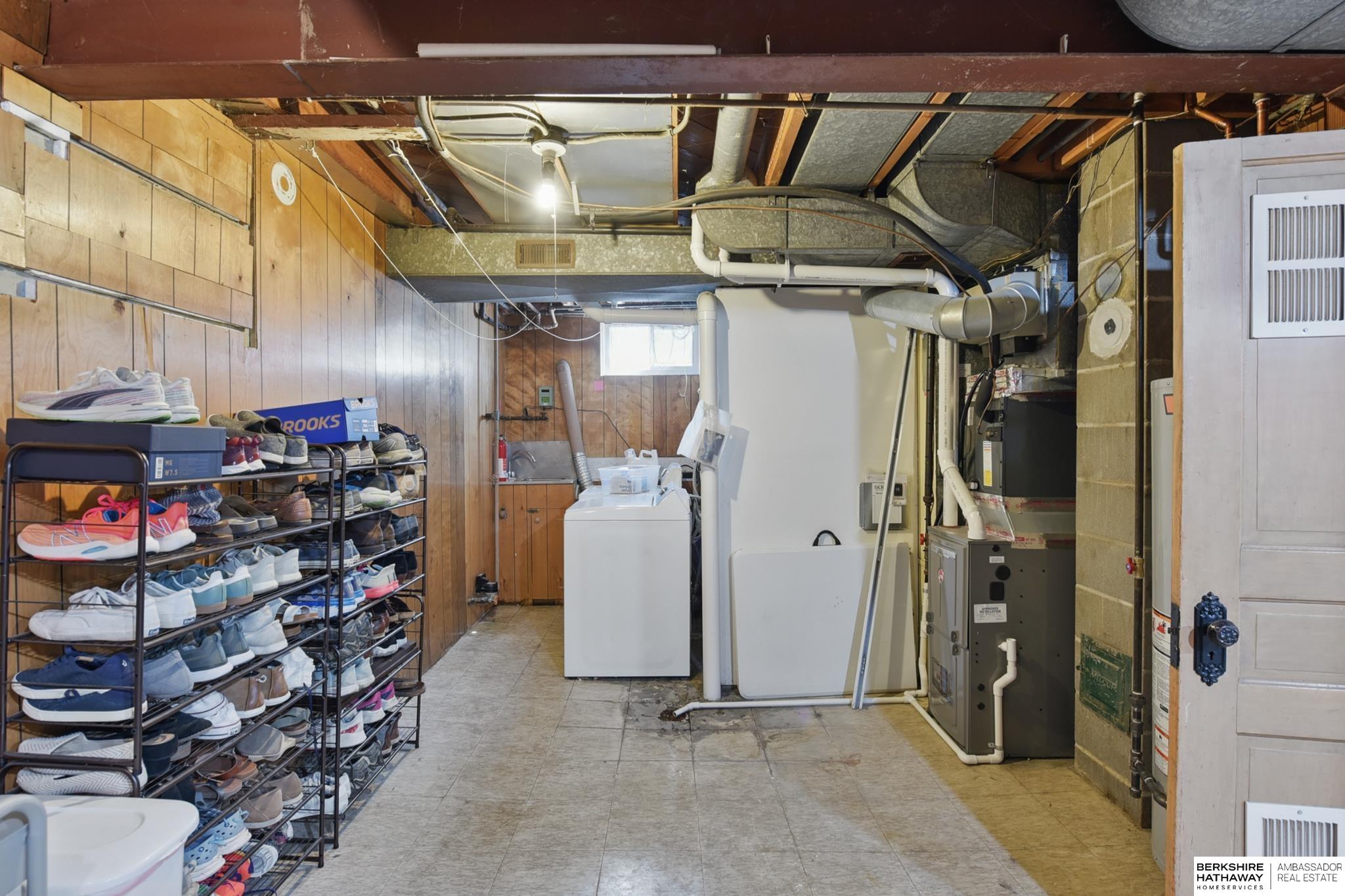 Omaha, Nebraska 68105, United States, 3 Bedrooms Bedrooms, ,2 BathroomsBathrooms,Residential,Pending,124173