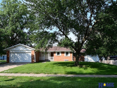 Photo of 2021 Devoe Drive, Lincoln, NE 68506 (MLS # 22624635)