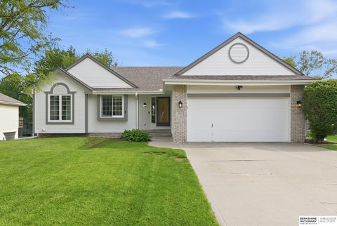 Photo of 2137 Cobblestone Road, Papillion, NE 68133 (MLS # 22613703)