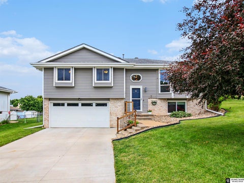 Photo of 1017 Grenoble Drive, Bellevue, NE 68123 (MLS # 22617738)