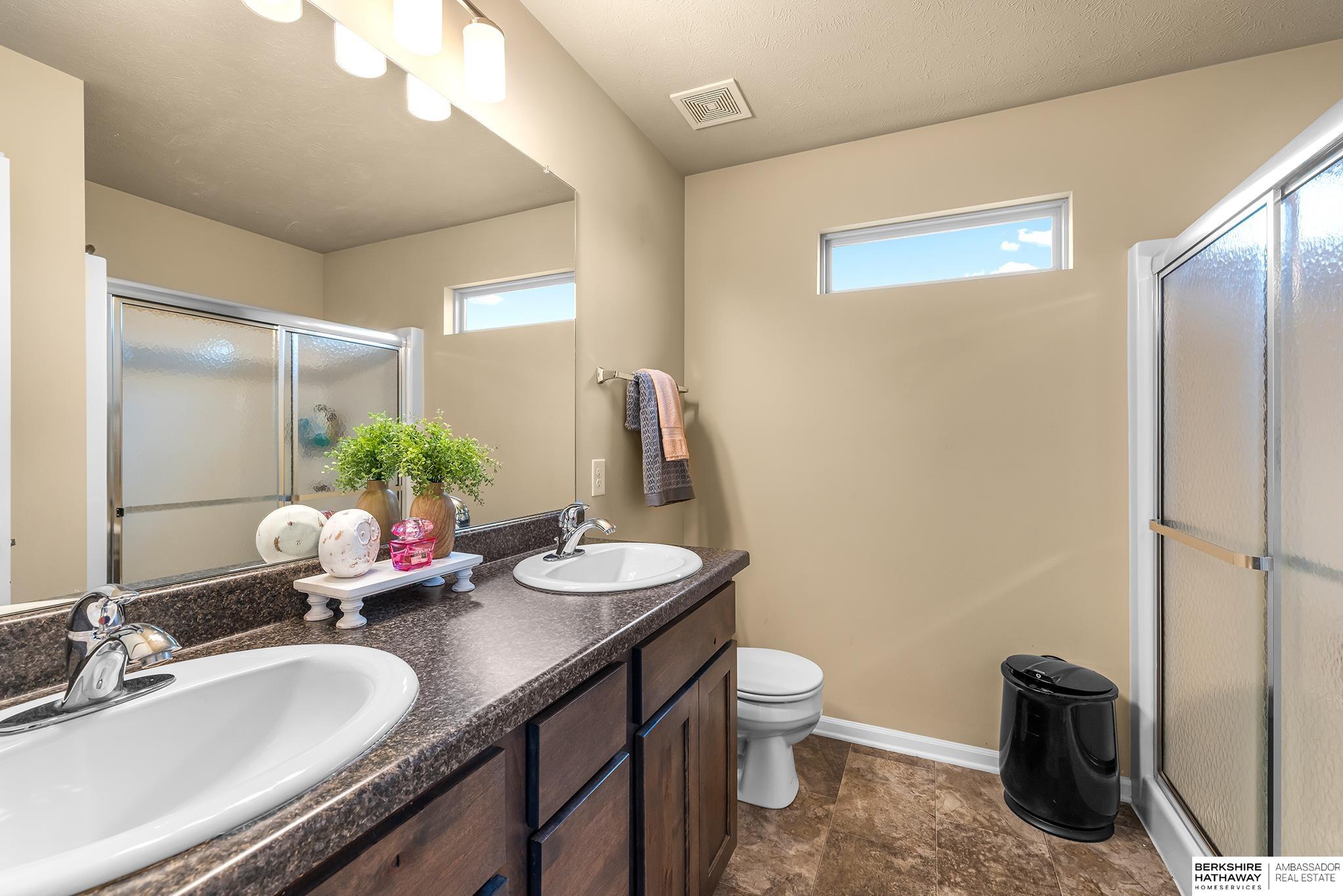 Omaha, Nebraska 68136, United States, 3 Bedrooms Bedrooms, ,2 BathroomsBathrooms,Residential,Pending,122253