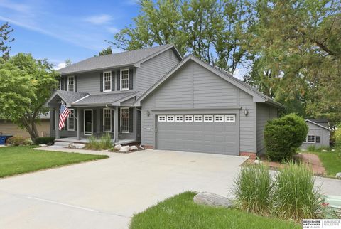 Photo of 10552 Forrest Drive, Omaha, NE 68124 (MLS # 22615074)