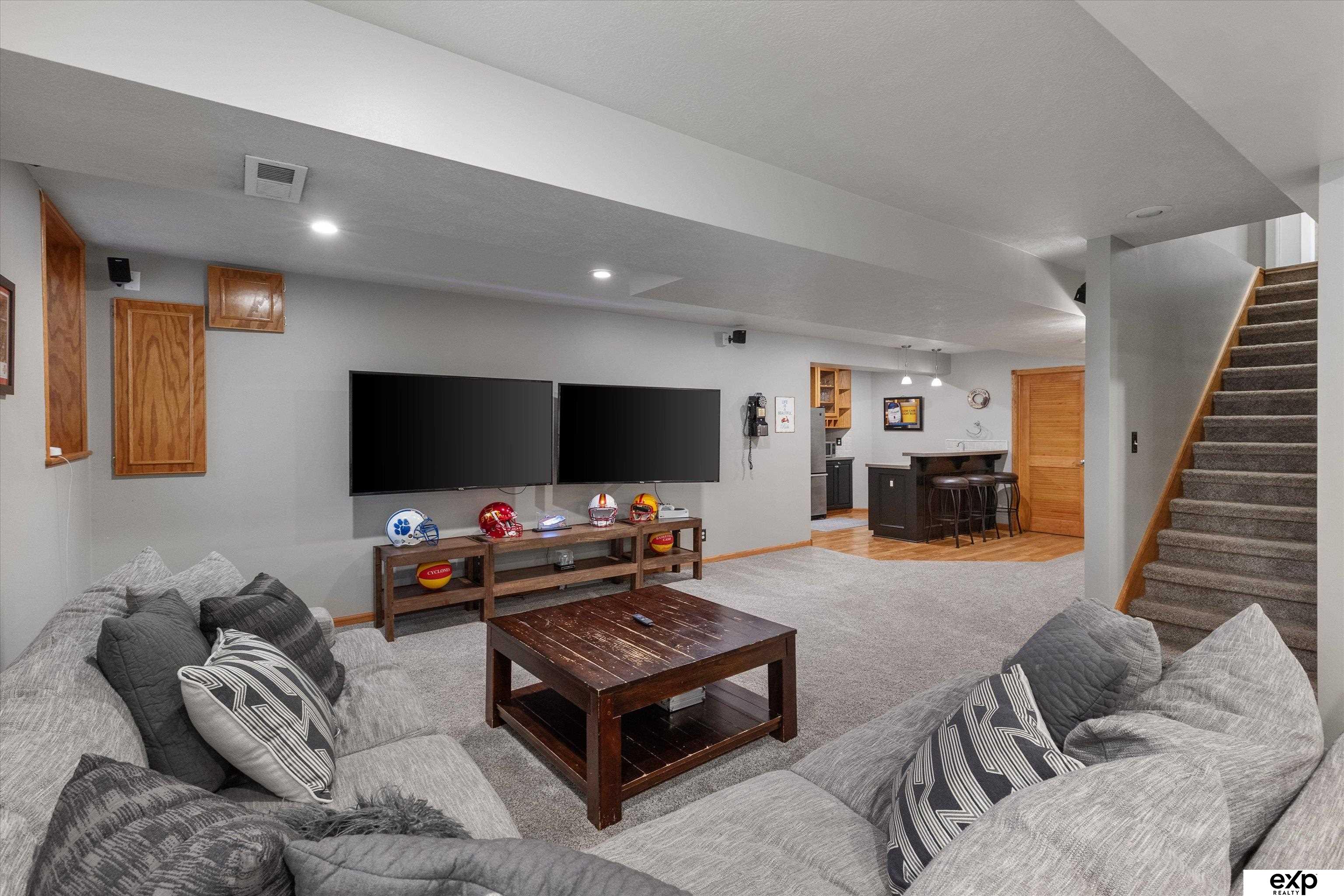 Omaha, Nebraska 68118, United States, 4 Bedrooms Bedrooms, ,3 BathroomsBathrooms,Residential,Pending,155305