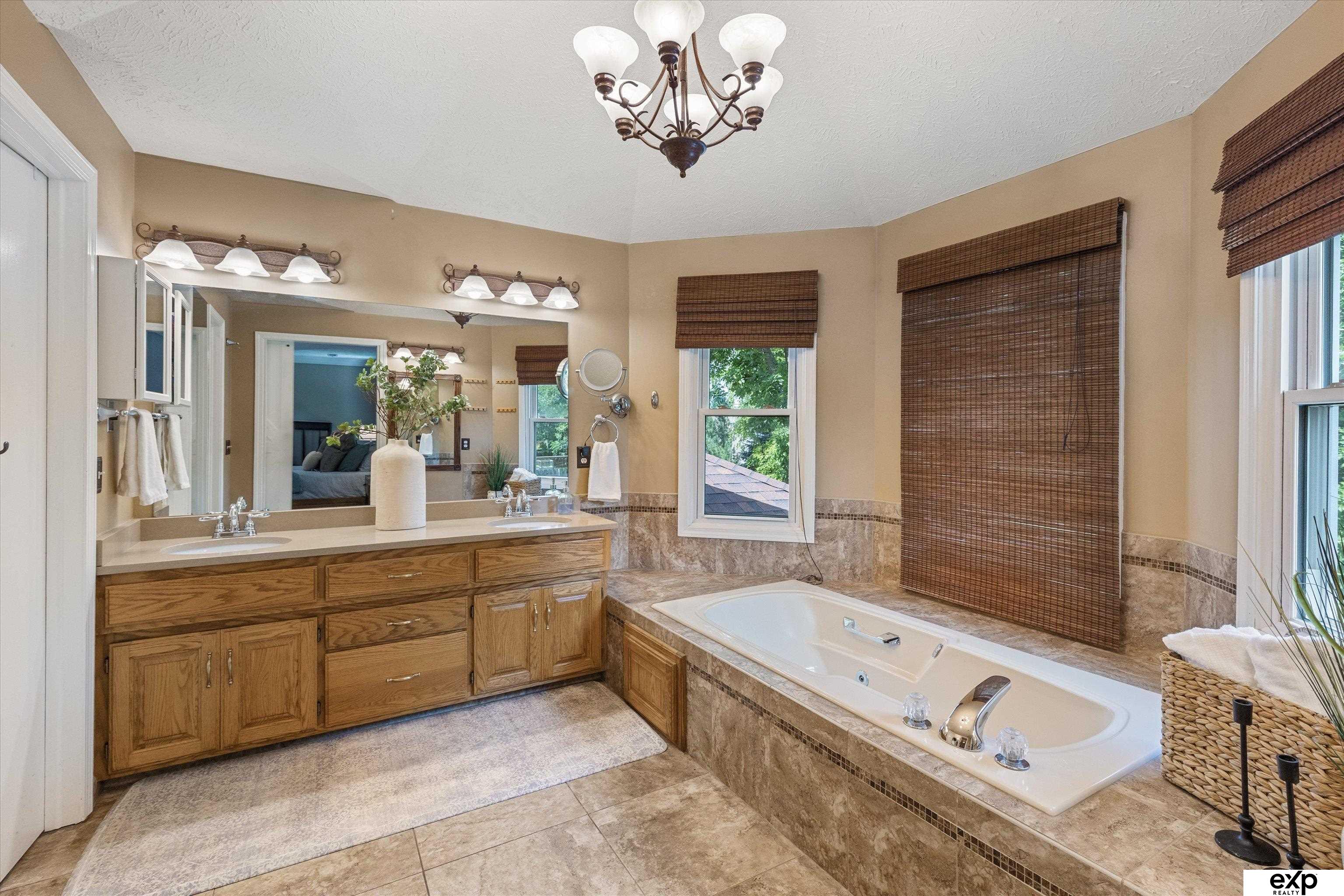 Omaha, Nebraska 68118, United States, 4 Bedrooms Bedrooms, ,3 BathroomsBathrooms,Residential,Pending,155305