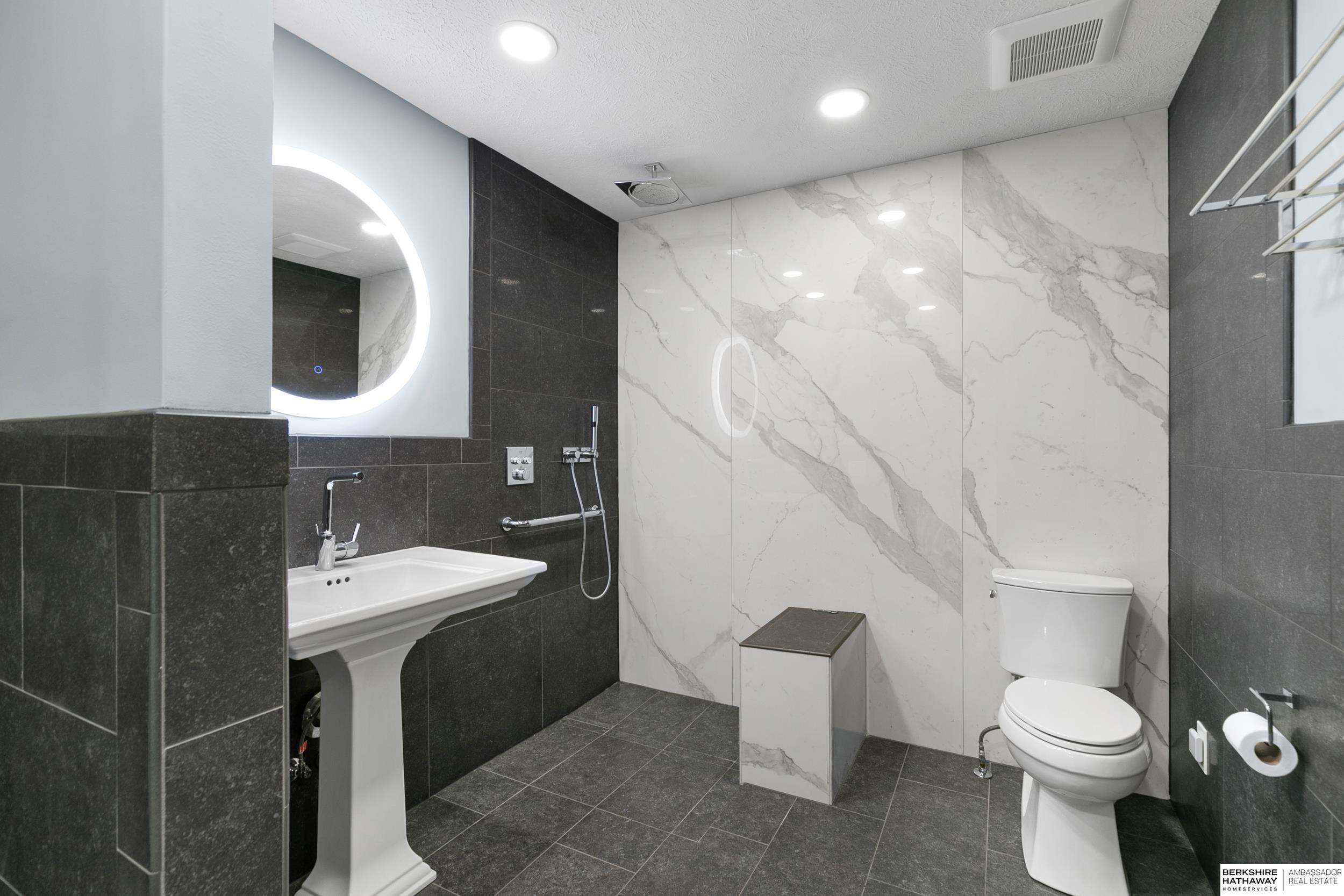 Lincoln, Nebraska 68506, United States, 3 Bedrooms Bedrooms, ,3 BathroomsBathrooms,Residential,Active,240924