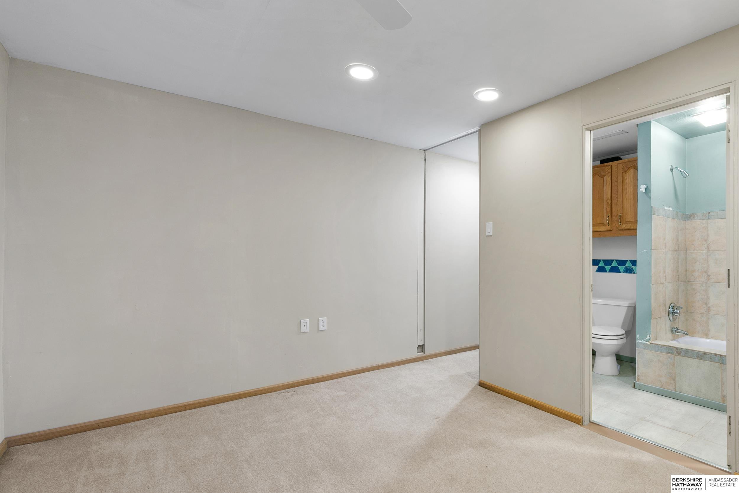 Lincoln, Nebraska 68506, United States, 3 Bedrooms Bedrooms, ,3 BathroomsBathrooms,Residential,Active,240924