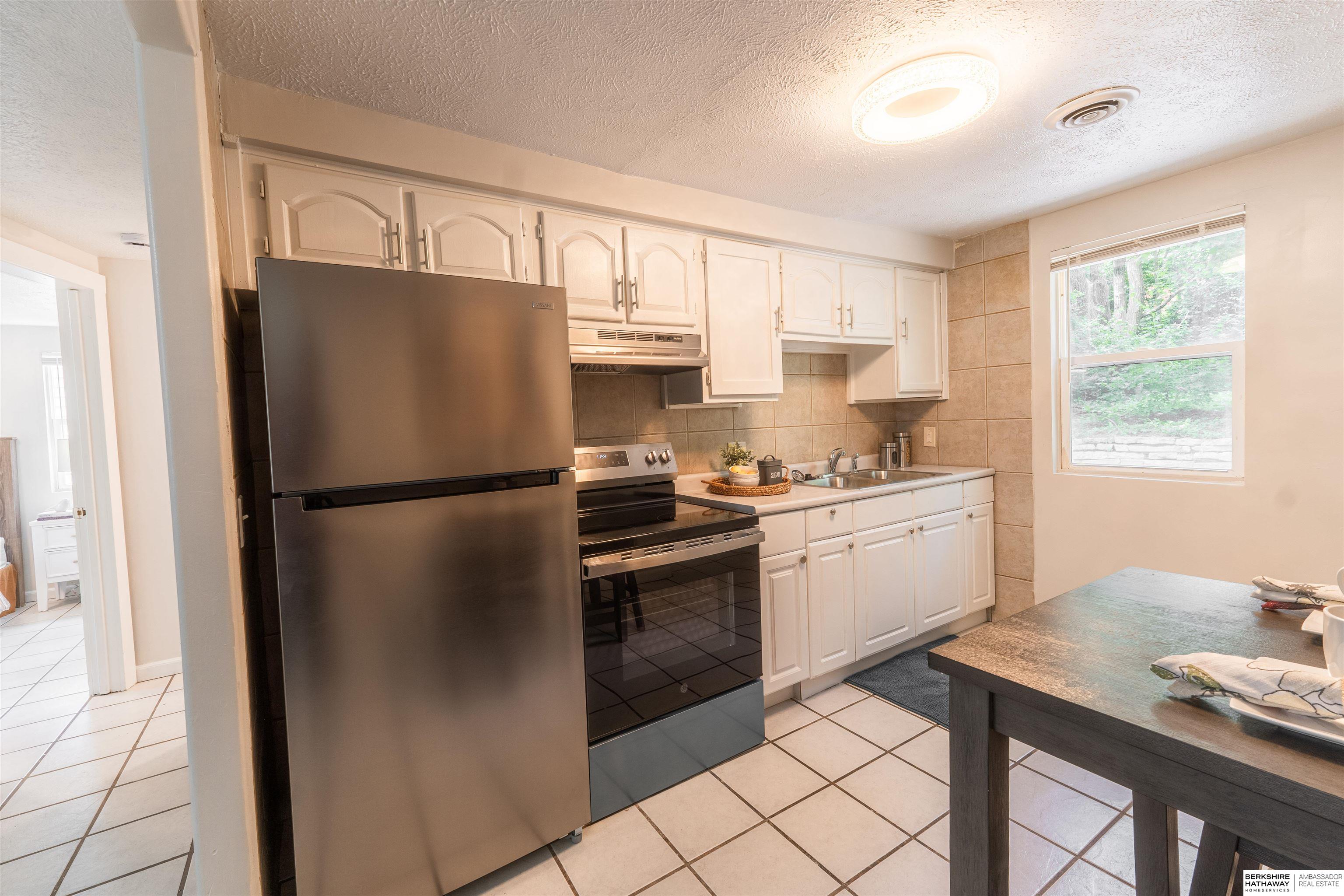 Omaha, Nebraska 68111, United States, 2 Bedrooms Bedrooms, ,1 BathroomBathrooms,Residential,Pending,144510