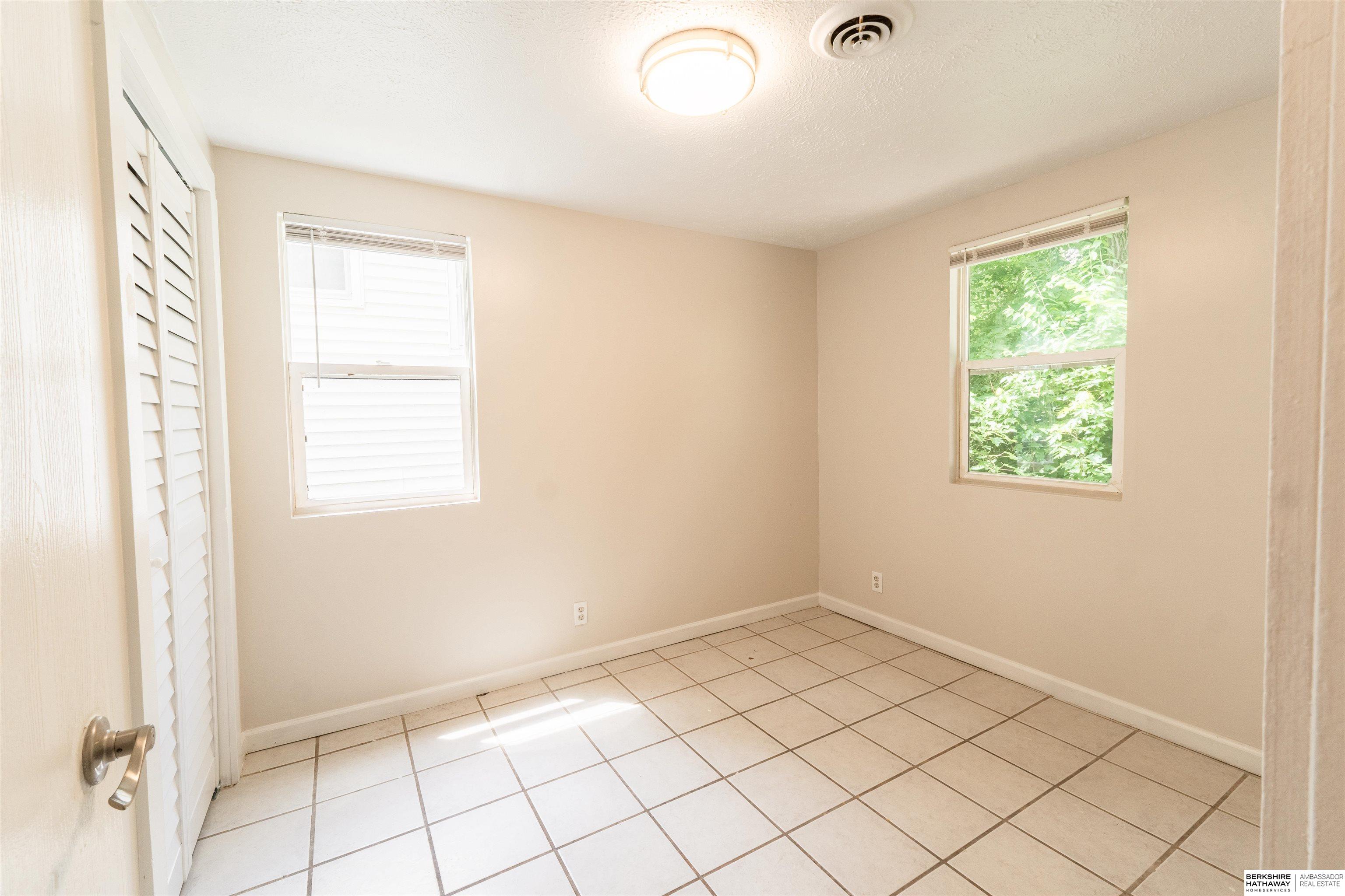 Omaha, Nebraska 68111, United States, 2 Bedrooms Bedrooms, ,1 BathroomBathrooms,Residential,Pending,144510