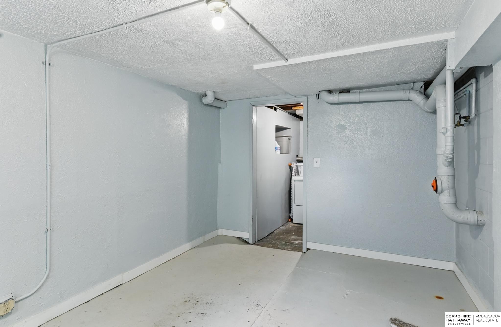 Omaha, Nebraska 68108, United States, 3 Bedrooms Bedrooms, ,2 BathroomsBathrooms,Residential,Active,135935