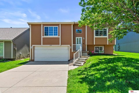 Photo of 16083 Browne Street, Omaha, NE 68116 (MLS # 22616734)