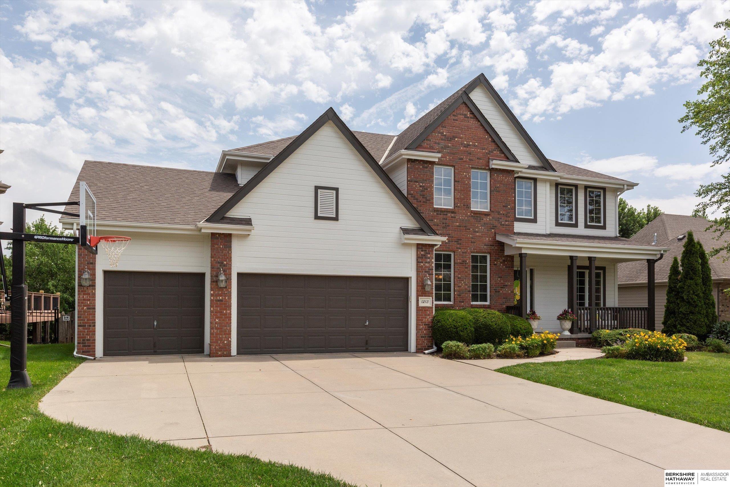 Omaha, Nebraska 68130, United States, 4 Bedrooms Bedrooms, ,4 BathroomsBathrooms,Residential,Active,196452