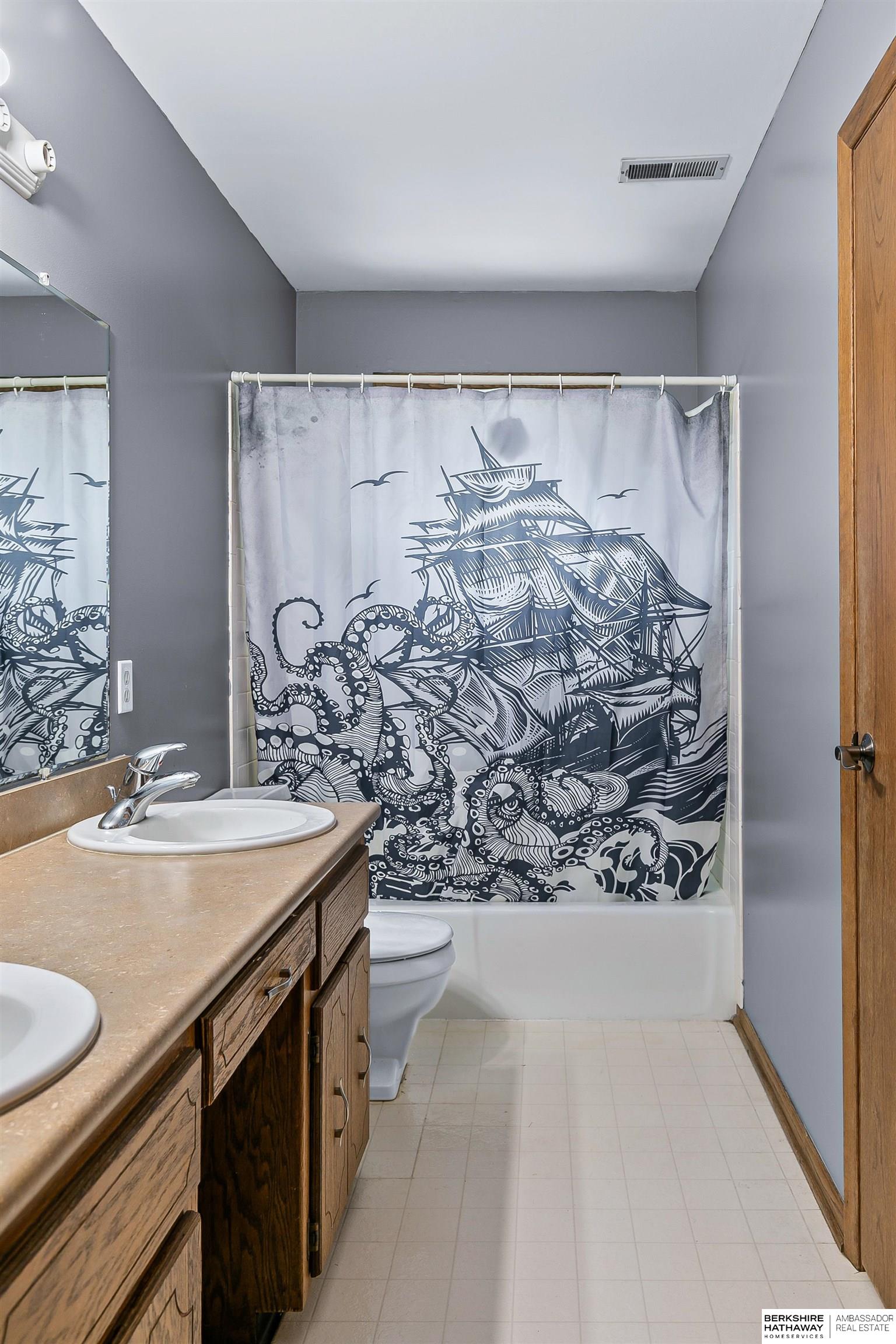 Lincoln, Nebraska 68516, United States, 5 Bedrooms Bedrooms, ,3 BathroomsBathrooms,Residential,Active,176934