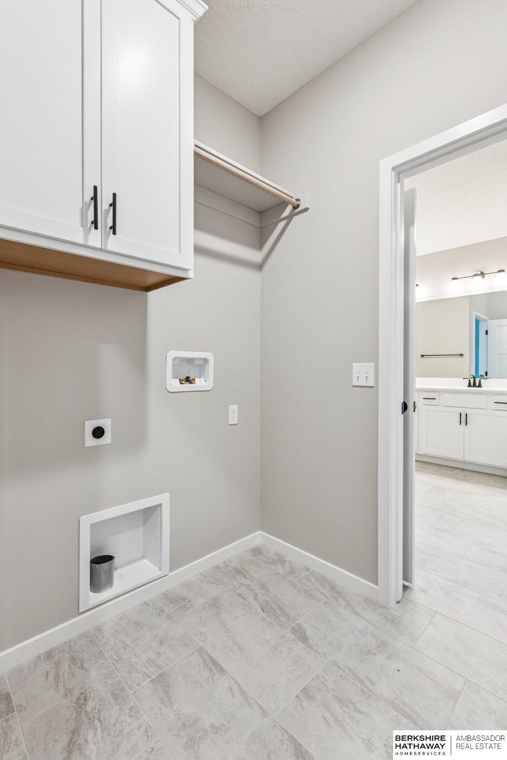 Bennington, Nebraska 68007, United States, 4 Bedrooms Bedrooms, ,3 BathroomsBathrooms,Residential,Active,253544