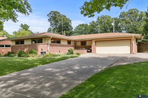 Photo of 1610 Circle Drive, Lincoln, NE 68506 (MLS # 22532394)